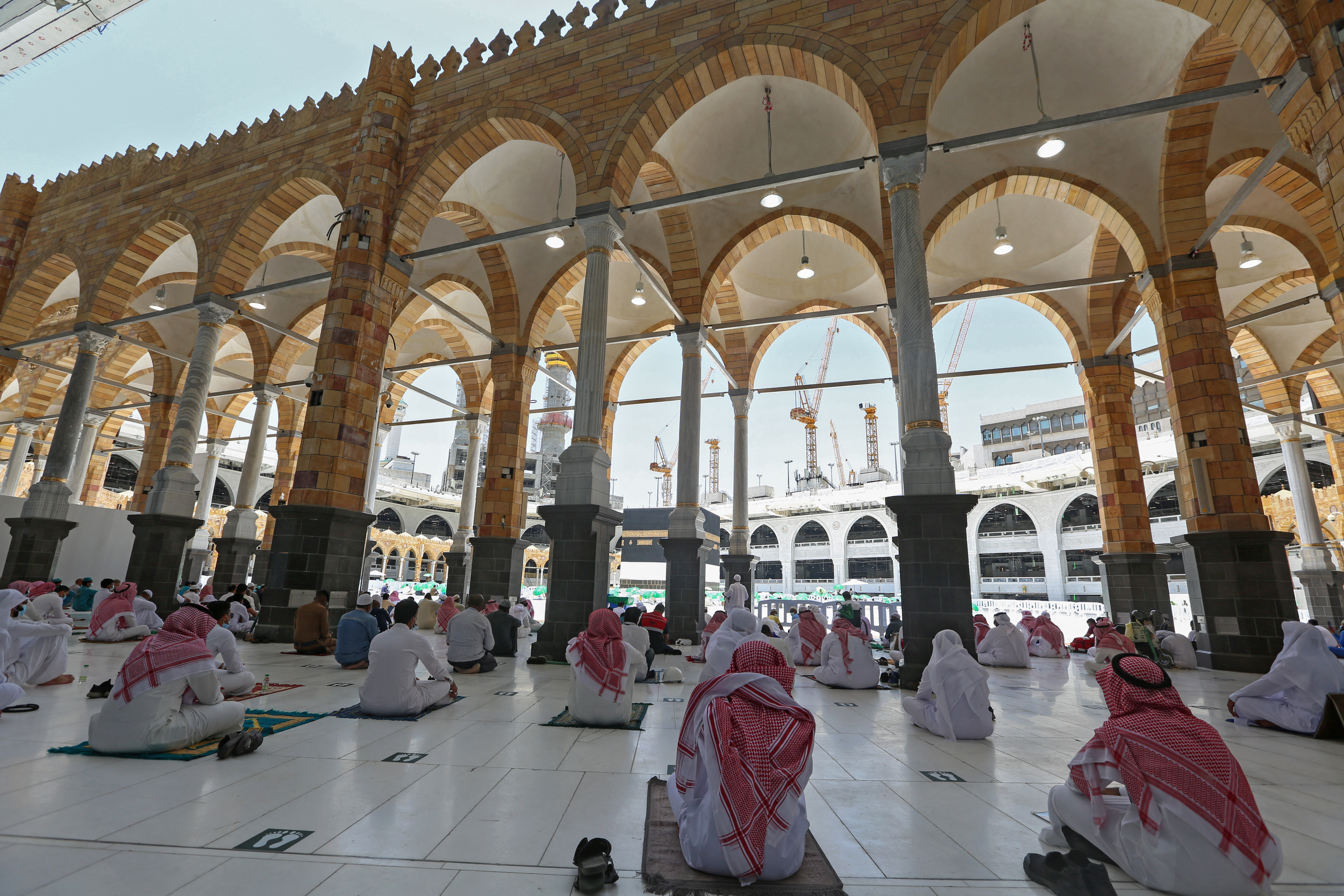 Solo 60.000 sauditas y extranjeros residentes en el reino y vacunados están autorizados a participar del hach, la gran peregrinación del Islam. Una cifra por encima de los 10.000 del año pasado, pero muy lejos de los 2,5 millones de 2019.