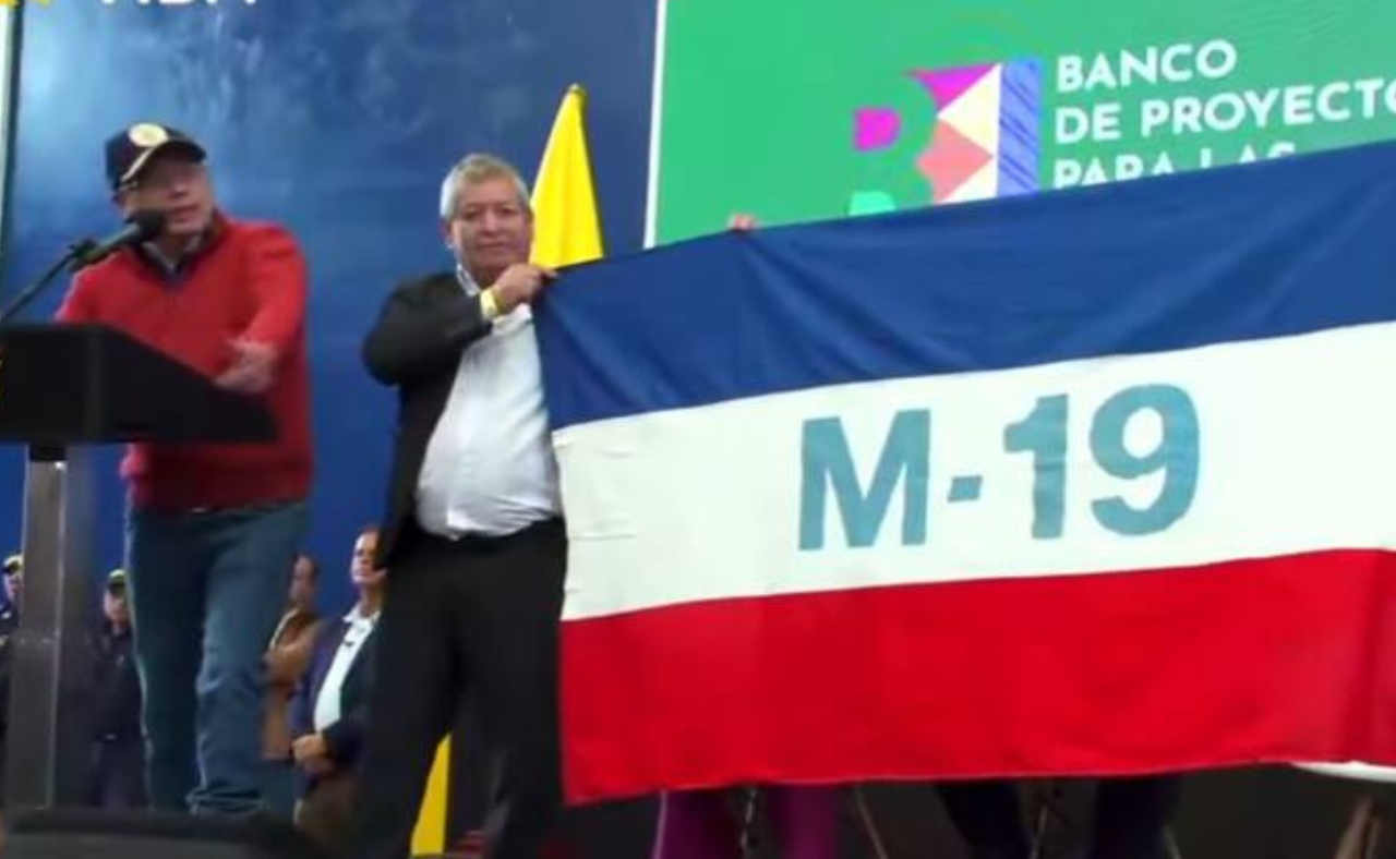 Petro pidió bandera del M-19 para conmemorar a Carlos Pizarro.
