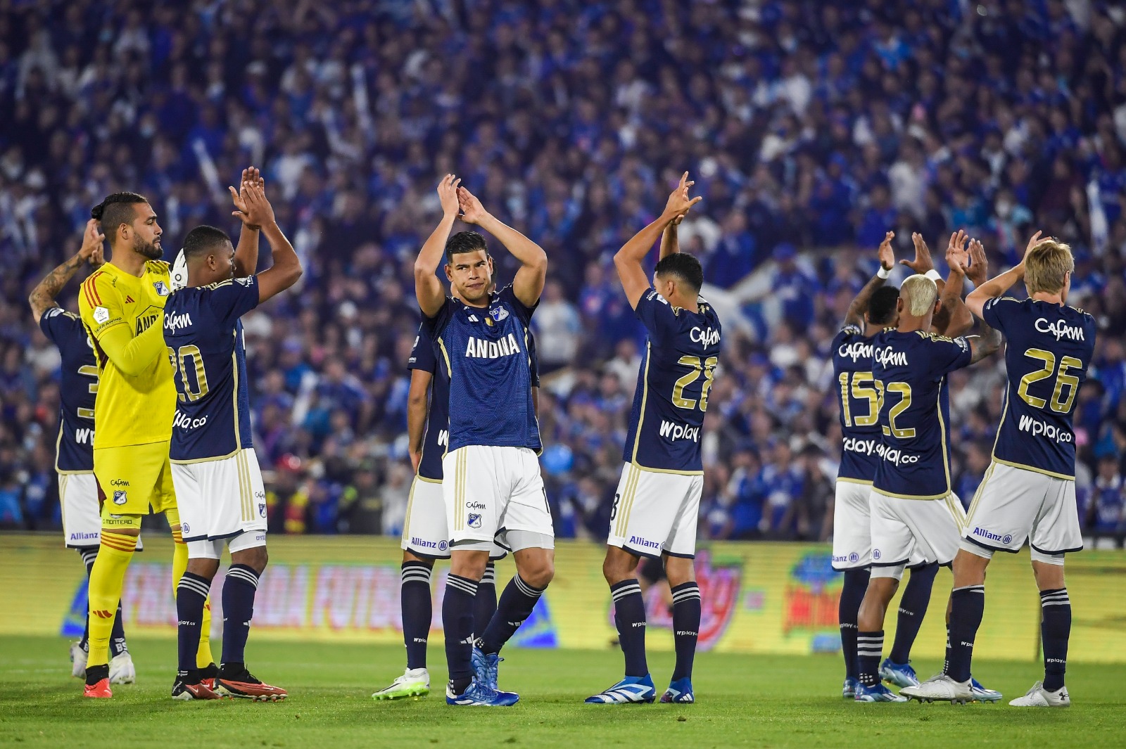 Millonarios estrenó este miércoles su nueva indumentaria con la que va a encarar la temporada 2024.
