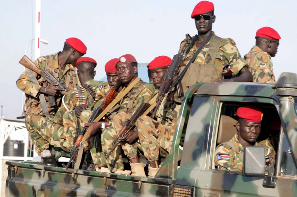 Numerosos soldados sursudaneses patrullan una calle en Juba (Sudán del Sur)./ EFE