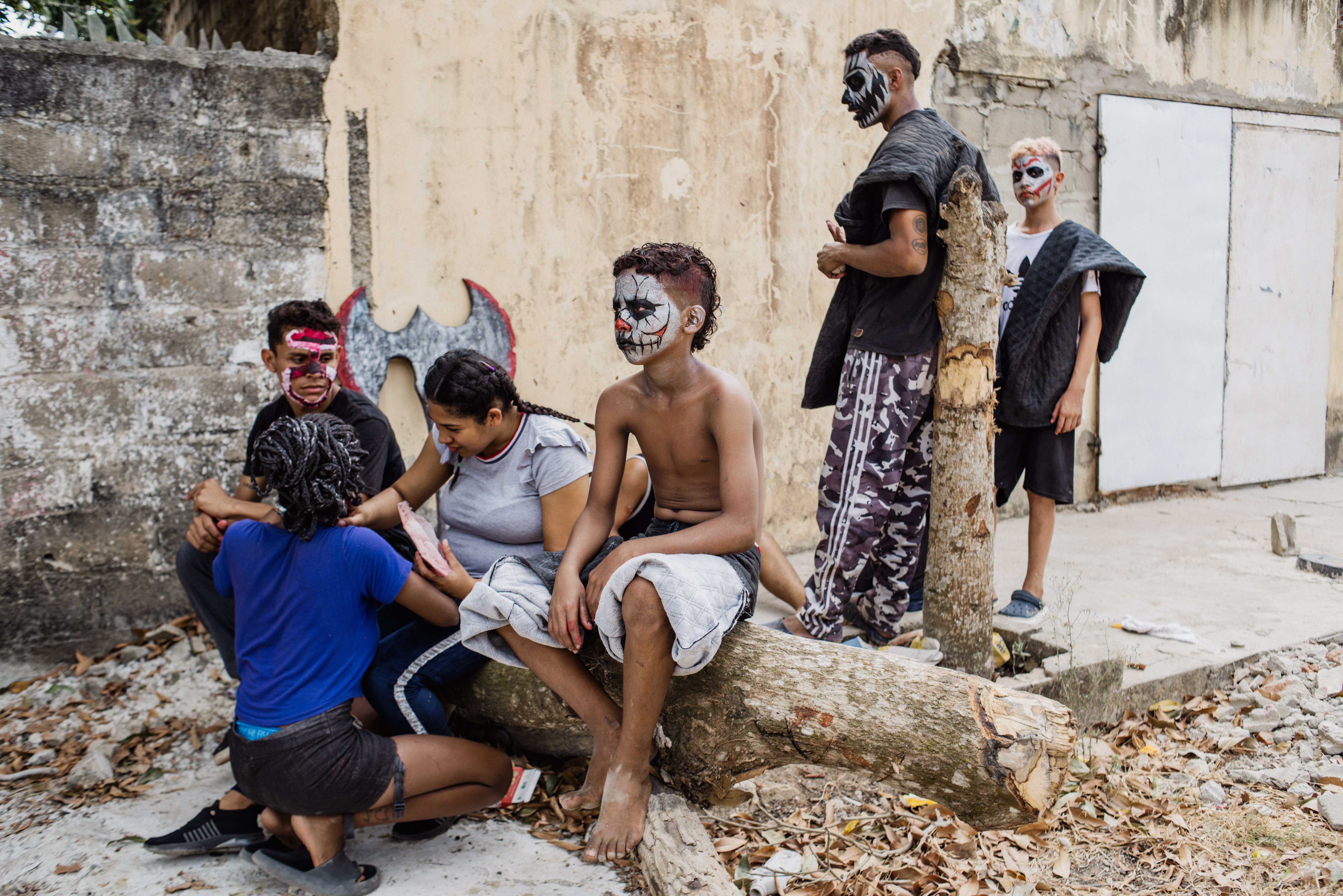 Los jóvenes se preparan para interpretar la Danza del Garabato, una representación de la lucha del bien y el mal, de la vida y la muerte.