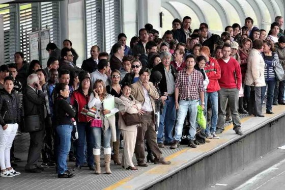Policías armados y vestidos de civil, la estrategia para hacer seguro Transmilenio