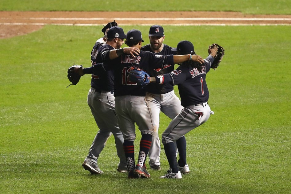 Los Indios de Cleveland celebran su victoria en el tercer partido de la Serie Mundial de Béisbol. / AFP