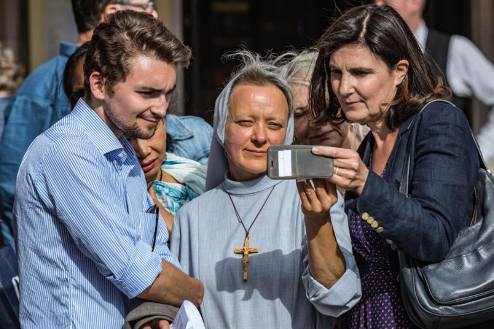 A la celebración solo pudieron entrar una treintena de invitados, pero se transmitió vía streaming por redes sociales.Agencia EFEConsolidación y retirada de escombrosLas obras se encuentran en fase de "consolidación" de la estructura del edificio con "vigas enormes", lo que ha obligado a quitar las vidrieras del siglo XIX que adornaban la catedral y a evacuar a todos los vecinos de edificios aledaños. Según supo EFE, también se han consolidado los arbotantes (arcos de la estructura exterior de la catedral), fundamentales para mantener las construcciones góticas, y se van a poner estructuras de madera para evitar que se inclinen hacia el interior y se caigan, según De Laboulaye.A la fecha no se han reparado los tres agujeros enormes que quedaron techo, así que el principal problema de la construcción en este momento es el viento, que entra en la catedral y amenaza la estructura, explicó el diplomático. Sin embargo, la iglesia no se encuentra la intemperie, pues ya se instaló un protector de plástico en la parte superior del templo para proteger el interior de la lluvia y una red gigantesca para impedir que caigan piedras sobre los obreros que trabajan en el interior para retirar los escombros con ayuda de robots.