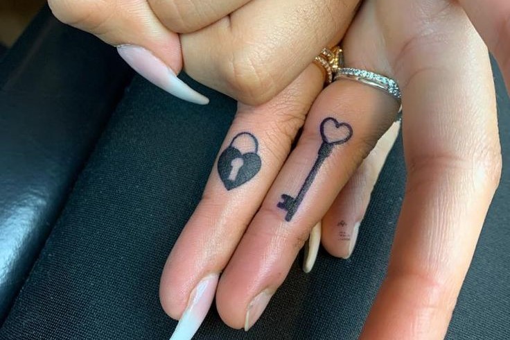Es un símbolo de unión y de que ambas personas cuentan con una relación de amor y cariño.