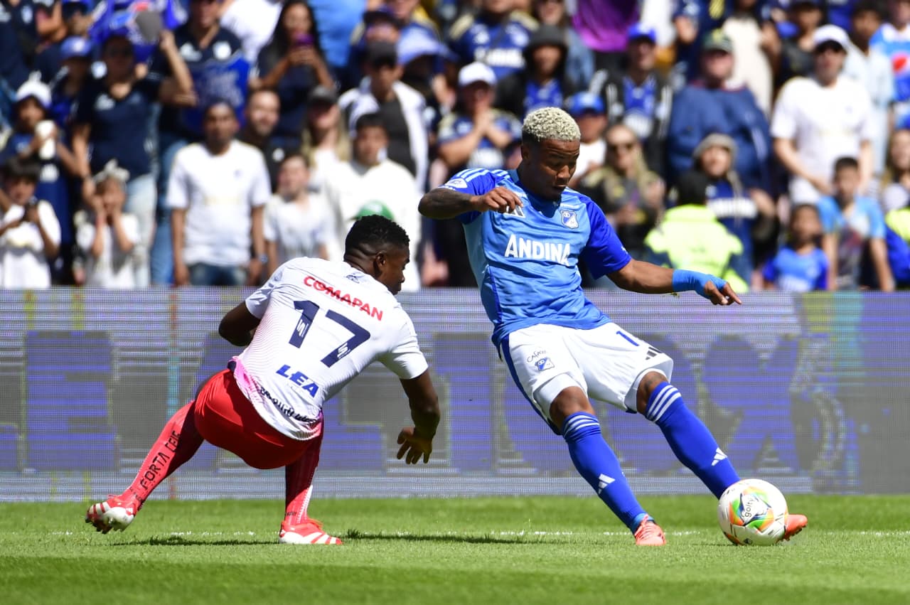 Millonarios venció 3–2 a Fortaleza en El Campín con tripleta de Beckham David Castro y logró un triunfo crucial que lo mantiene en la pelea por entrar al grupo de los ocho en la Liga BetPlay 2025. El equipo de Hernán Torres presionó alto, recuperó en campo rival y fue letal en los momentos clave, aunque volvió a fallar varias opciones claras. Fortaleza dominó la posesión y complicó en el cierre de cada tiempo con goles de Jhon Velásquez y Sebastián Valencia, este último de penalti en el 90+1, pero no pudo evitar que Millonarios le quitara el invicto.