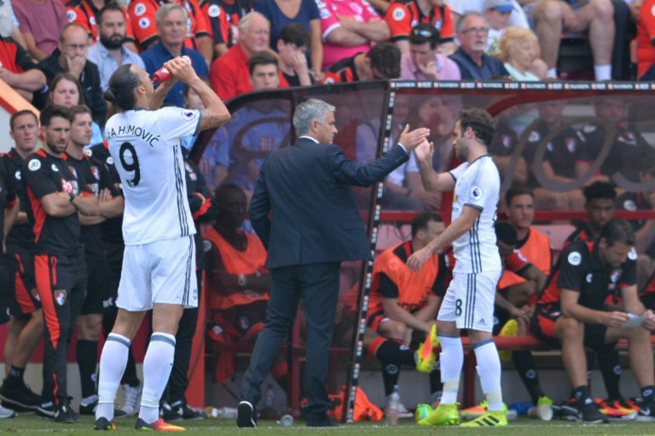 Manchester United, ahora dirigido por Mourinho, debutó con victoria en la Premier