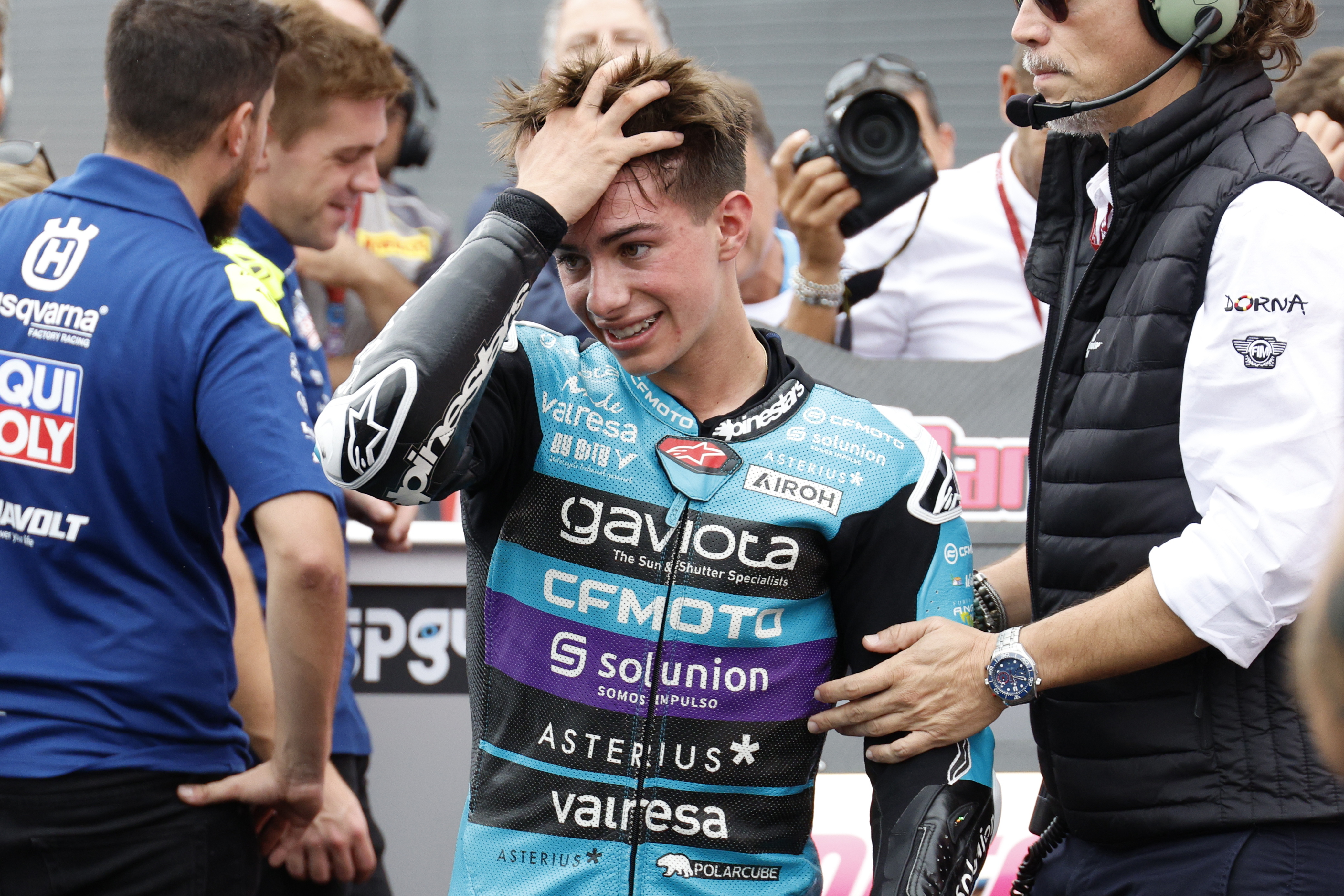 Motegi (Japan), 06/10/2024.- CFMOTO rider David Alonso of Colombia (C), winner and Moto3 World Champion, celebrates after the Moto3 race of the Motorcycling Grand Prix of Japan in Motegi, north of Tokyo, Japan, 06 October 2024. (Motociclismo, Ciclismo, Japón, Tokio) EFE/EPA/FRANCK ROBICHON