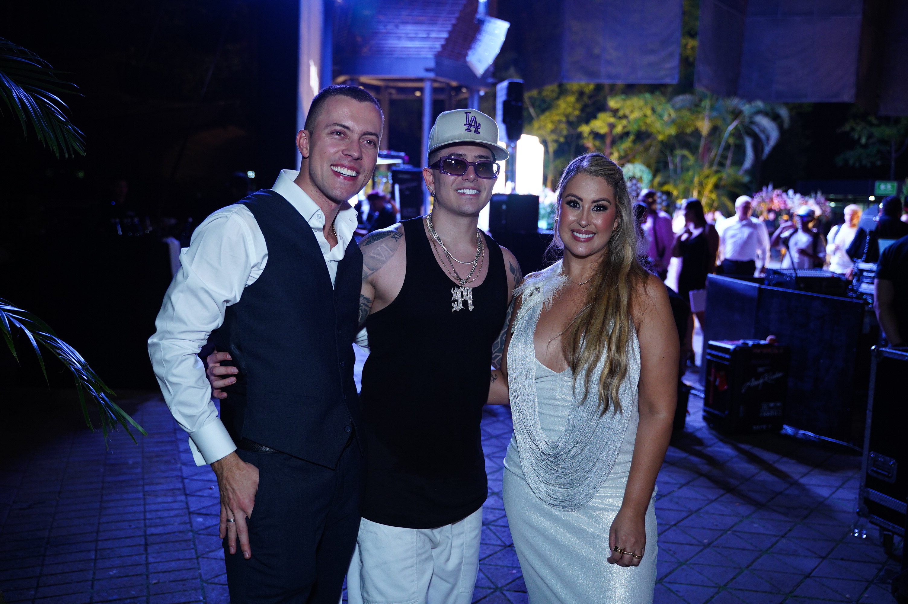 Carlos Julio Aristizábal y Myriam López junto a Andy Rivera, quien se presentó en el evento.