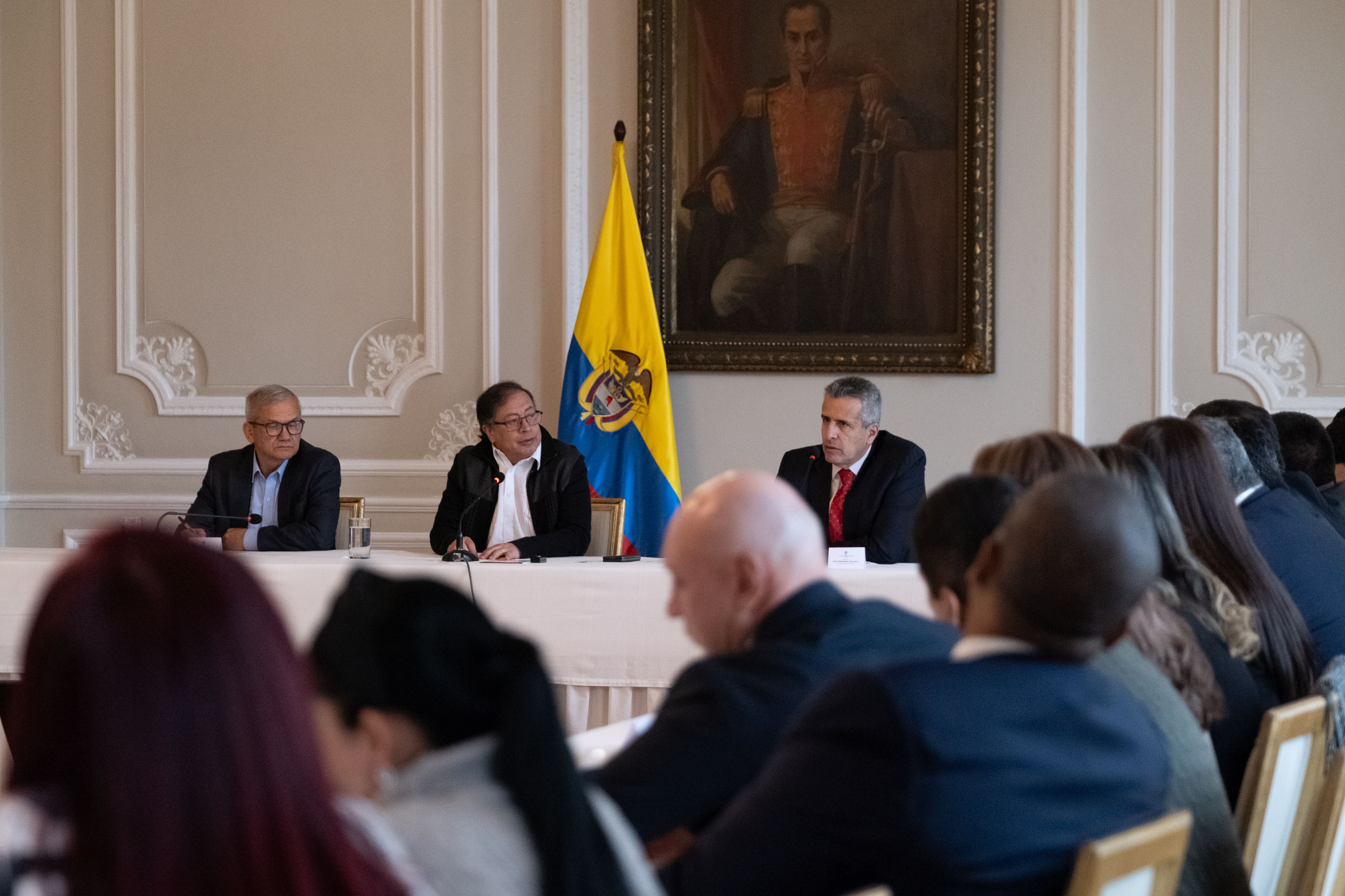 El presidente Gustavo Petro junto al director del DAPRE, Carlos Ramón González, y al ministro del Interior, Luis Fernando Velasco, durante su reunión con la bancada liberal .