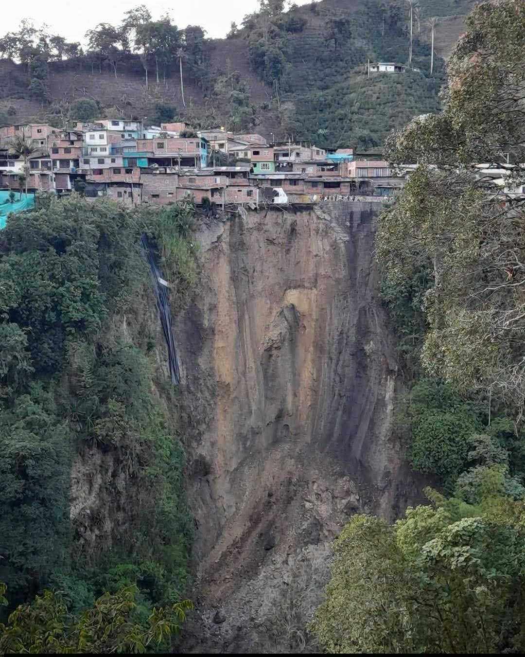 Activaron plan de contingencia por deslizamiento que puso en riesgo tramo de la vía La Línea
