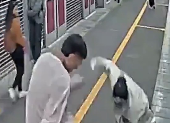 En video: presuntos colados patean a un guarda de Transmilenio