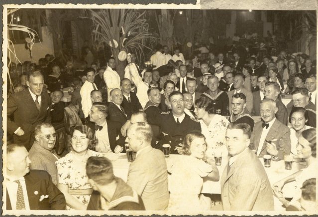 Fiesta para los soldados nazis en el exclusivo Club Colombia: “Los miembros de la comunidad alemana organizaron un banquete bailable en el club para la última noche de la visita. Por medio de colecta, consiguieron la suma de $8.000 necesarios para cubrir los gastos”.