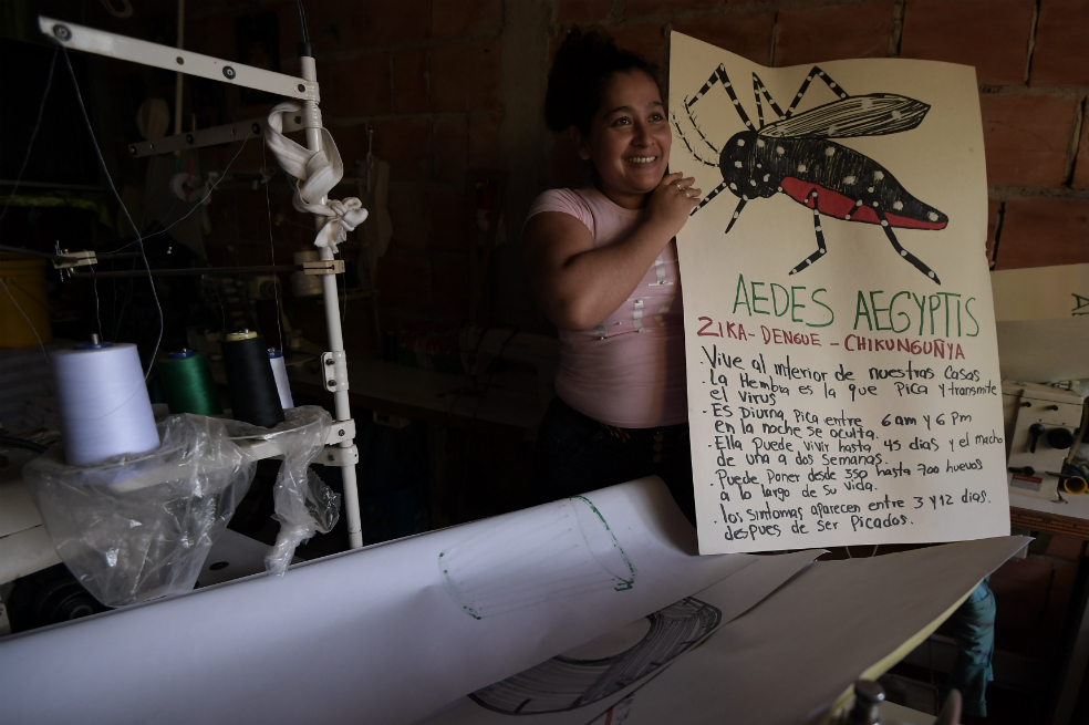 Yorleny Rey realiza carteles para que los habitantes del barrio El Brillante, a una hora de Villavicencio, conozcan el mosquito.  / Mauricio Alvarado - El Espectador