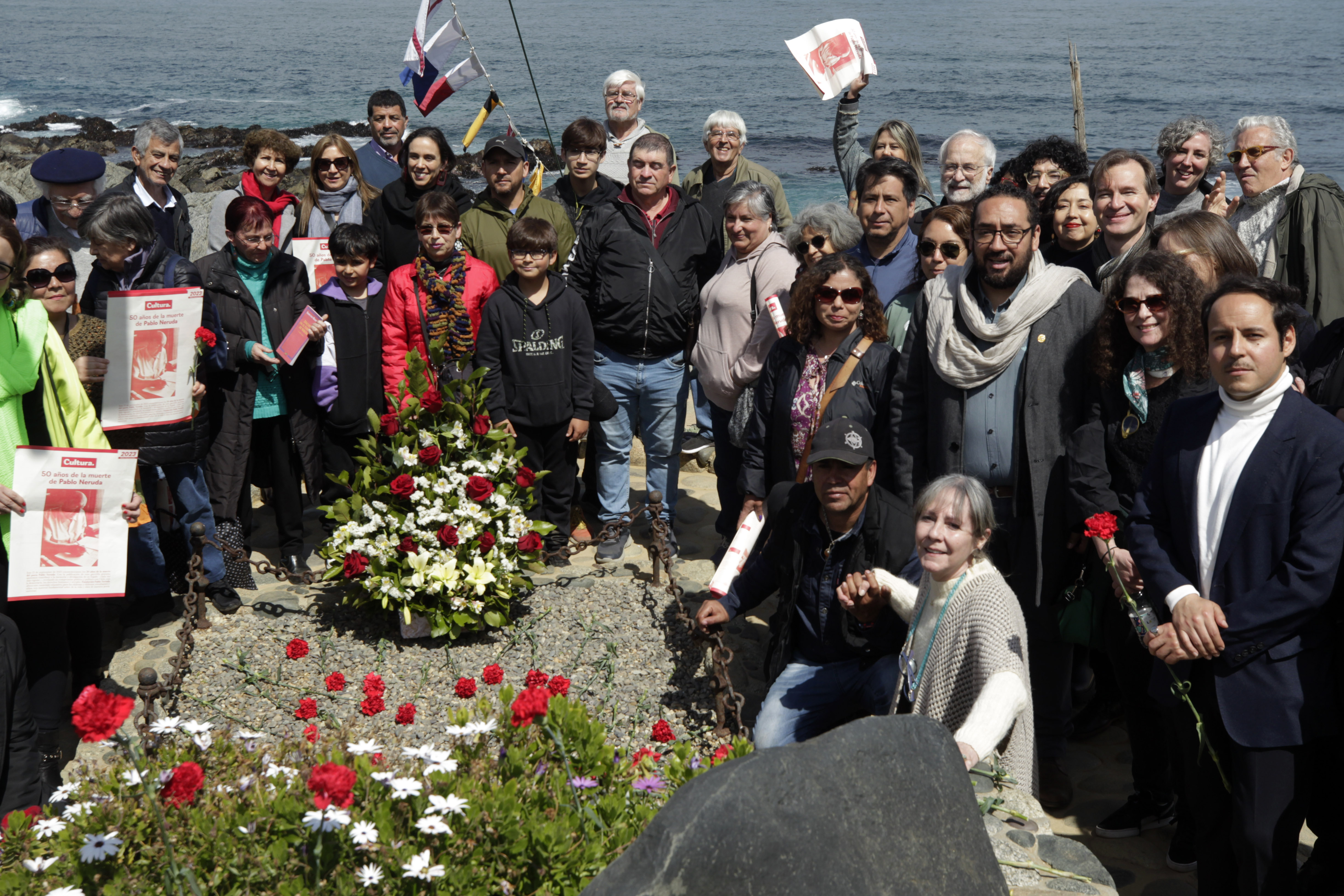 AME2040. ISLA NEGRA (CHILE), 23/09/2023.- Personas posan junto a la tumba del poeta chileno Pablo Neruda hoy, en Isla negra (Chile). Cientos de personas rindieron hoy un sentido homenaje a Pablo Neruda en su casa de Isla negra, frente al Pacífico, donde está enterrado, en el 50 aniversario de su muerte. En el emotivo acto participó el ministro de Educación, Cataldo, quien volvió a insistir en la necesidad de no olvidar la memoria. EFE/ Javier Martín