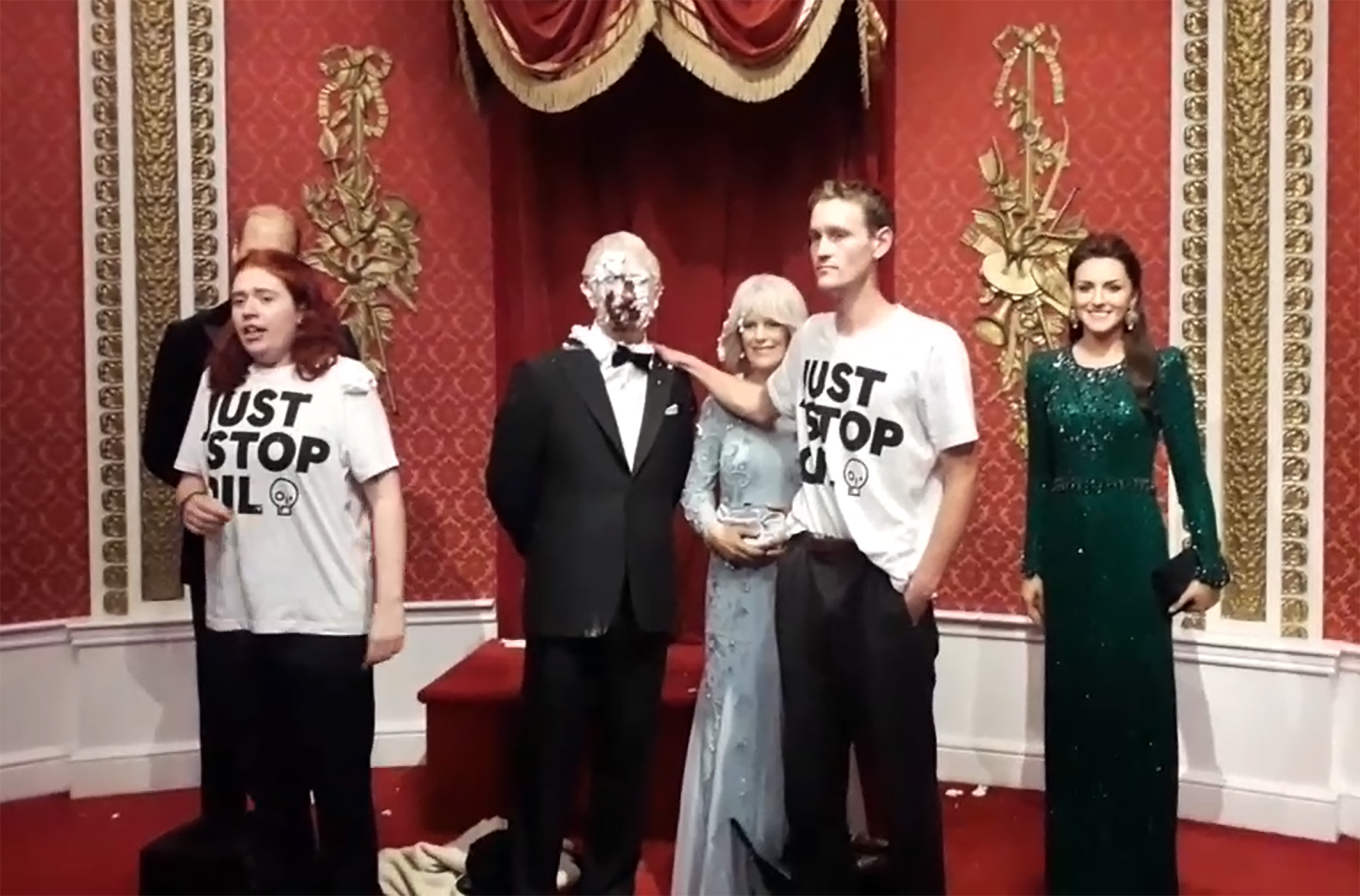 Dos activistas de Just Stop Oil lanzaron tortas a la figura de cera de Carlos III