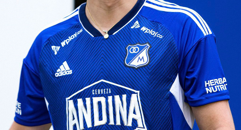 Con esta camiseta, Millonarios logró su decimosexto título de Liga frente a su máximo rival, Atlético Nacional.