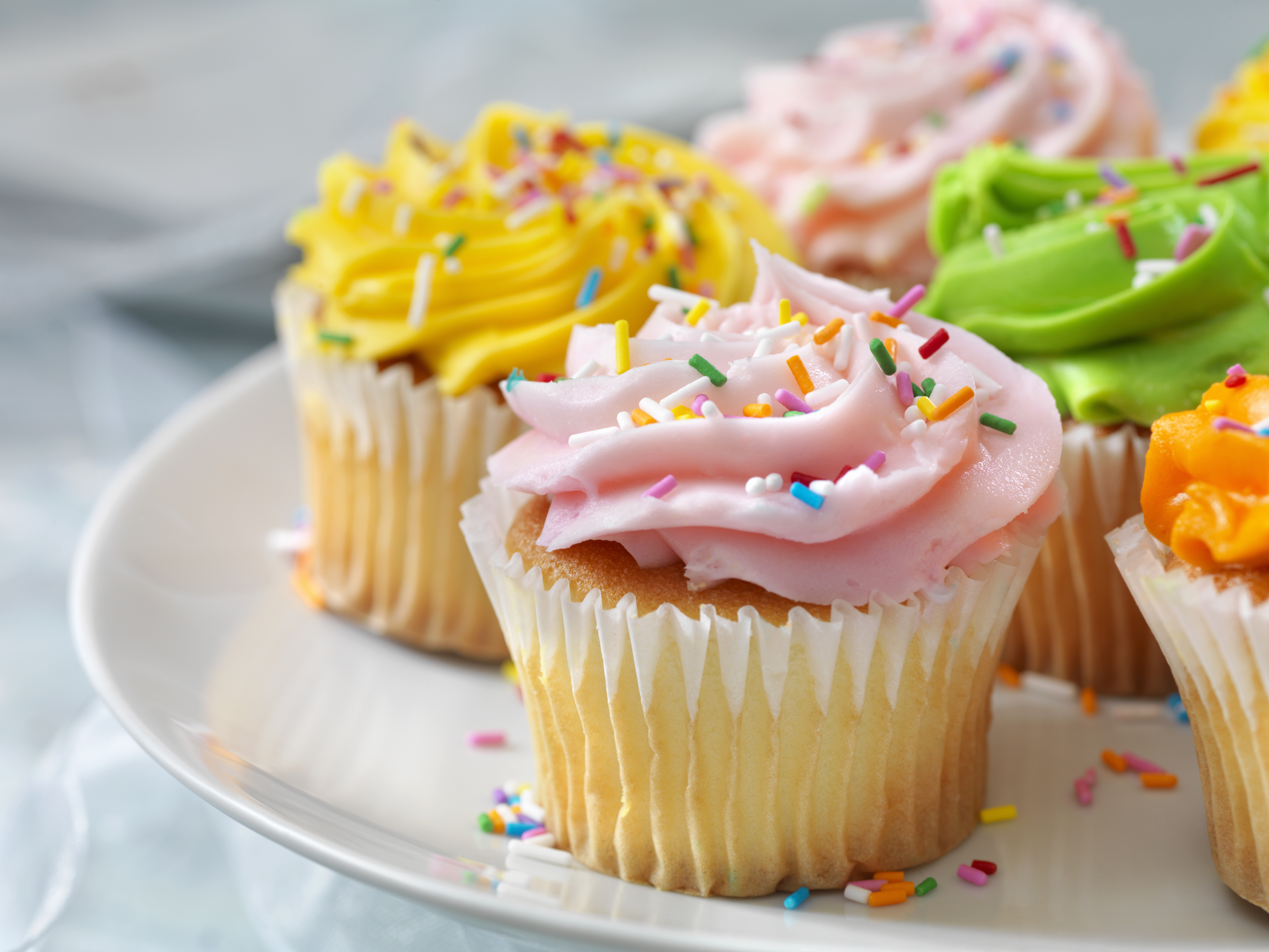 “Cupcakes” de vainilla caseros, esponjosos y con “frosting” de mantequilla