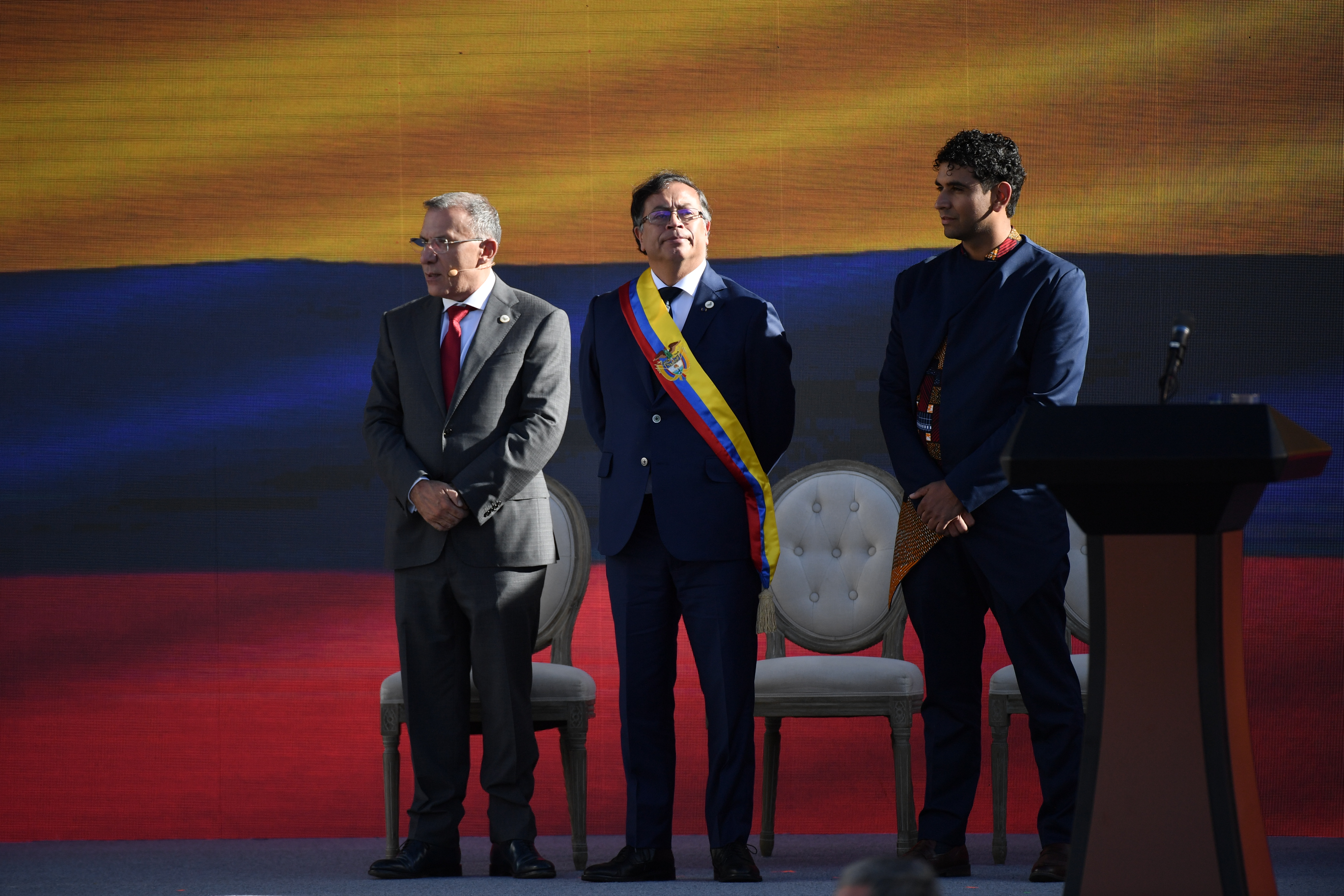 Presidente del Senado de la República de Colombia; Gustavo Petro, Presidente de Colombia y David Ricardo Racero Mayorca, Presidente de la Cámara de Representantes, durante la posesión en la Plaza de Bolívar (izq-der).