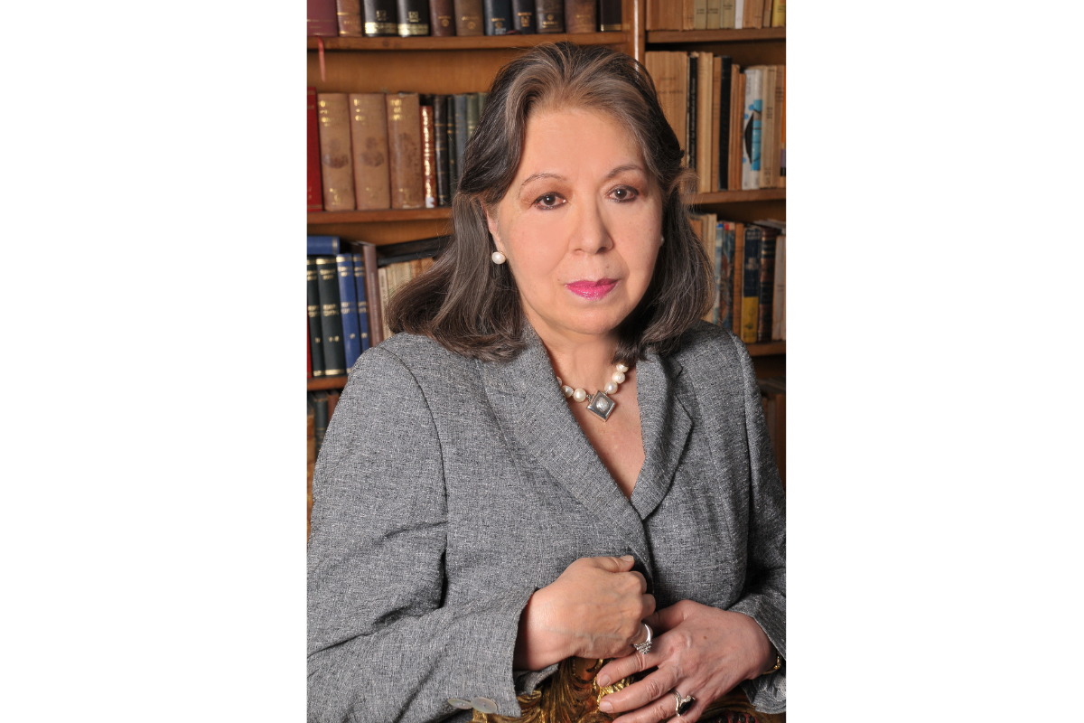 Cristina Maya es catedrática de literatura colombiana e hispanoamericana. Además, desde 2014, es miembro de número de la Academia Colombiana de la Lengua.