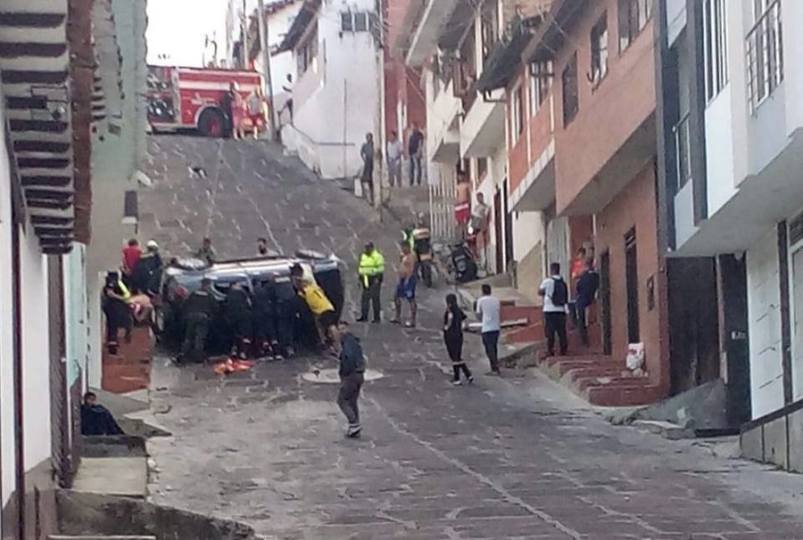 Dos heridos dejó carro que rodó subiendo una pendiente en San Gil, Santander