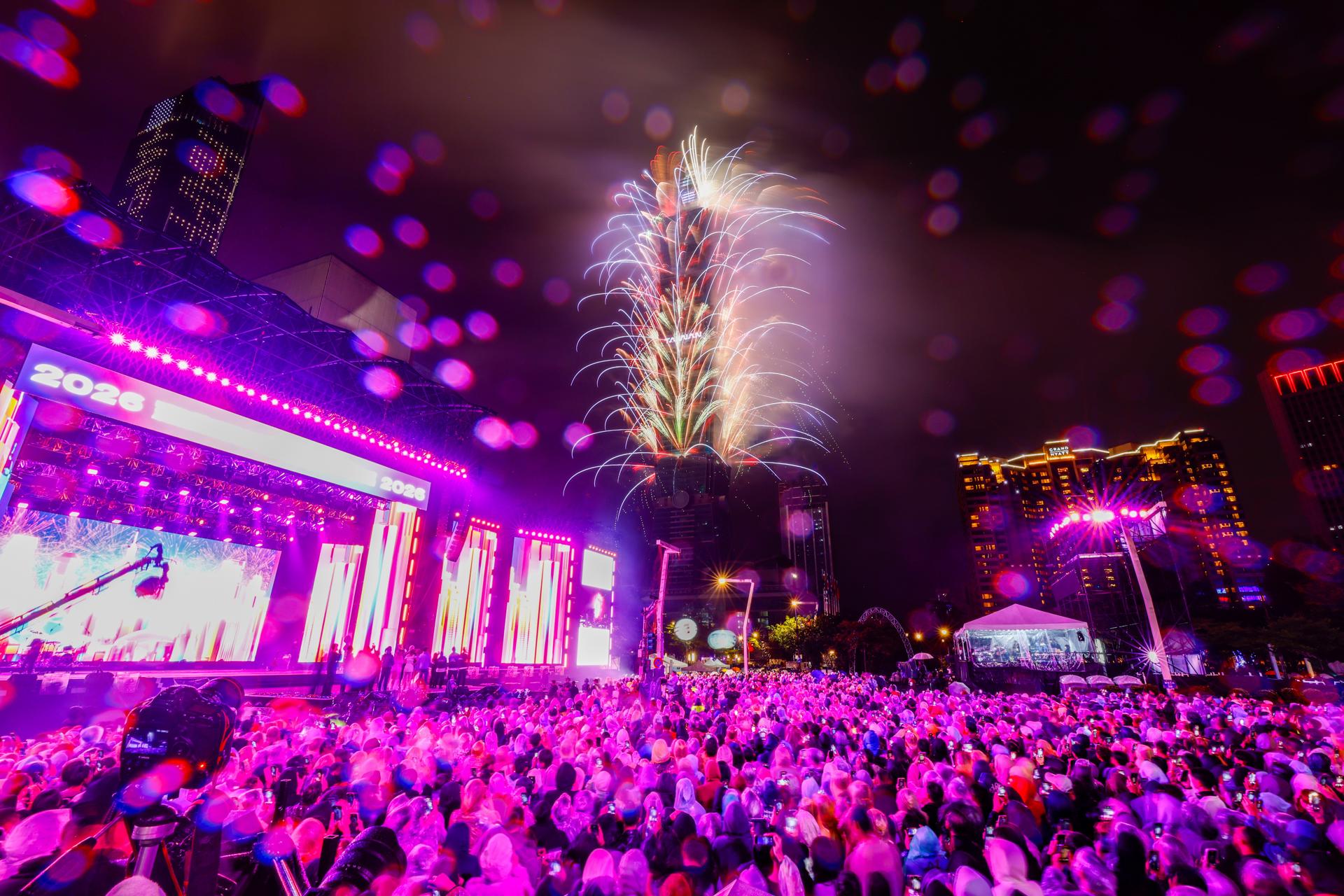 TAIPEI (Taiwan), 31/12/2025.- Fireworks and light effects illuminate the night sky from the Taipei 101 skyscraper during New Year's celebrations in Taipei, Taiwan, 01 January 2026. EFE/EPA/RITCHIE B. TONGO