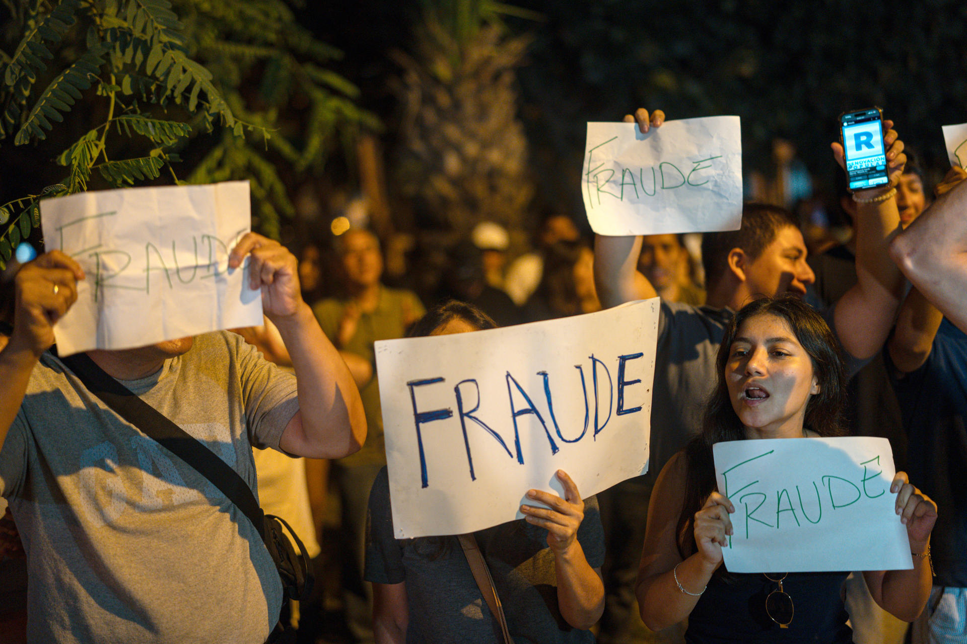 Unas elecciones inconclusas y bajo sospecha: así va la carrera presidencial en Perú
