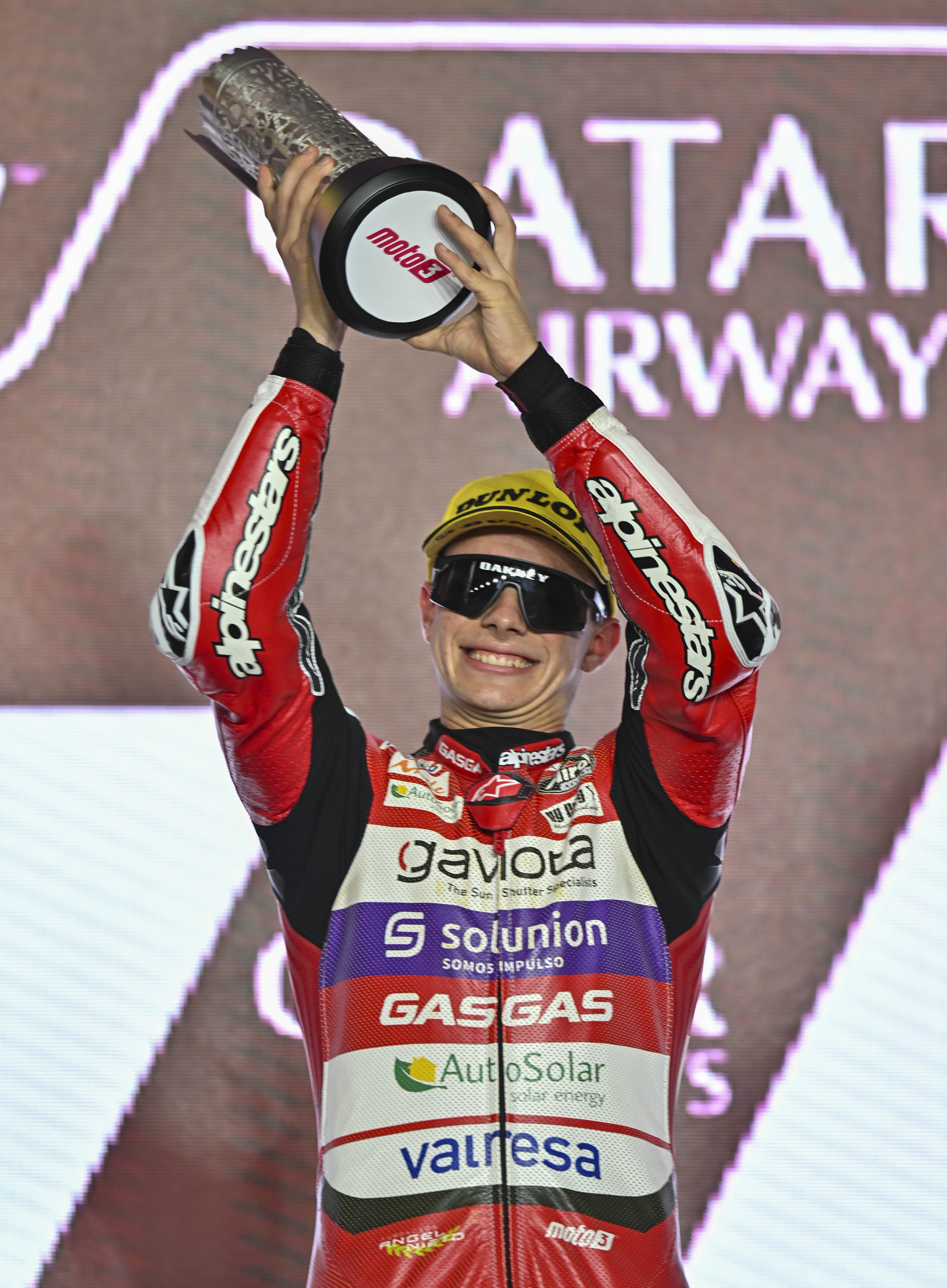 Doha (Qatar), 19/11/2023.- Second placed Colombian Moto3 rider David Alonso of ASGAS Aspar Team celebrates on the podium after the Moto3 race of the Motorcycling Grand Prix of Qatar at the Losail International Circuit in Doha, Qatar, 19 November 2023. (Motociclismo, Ciclismo, Catar) EFE/EPA/NOUSHAD THEKKAYIL