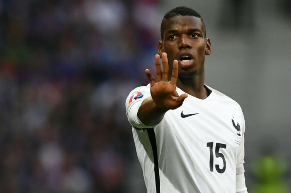 Pogba viajó a Inglaterra para firmar con el Manchester United