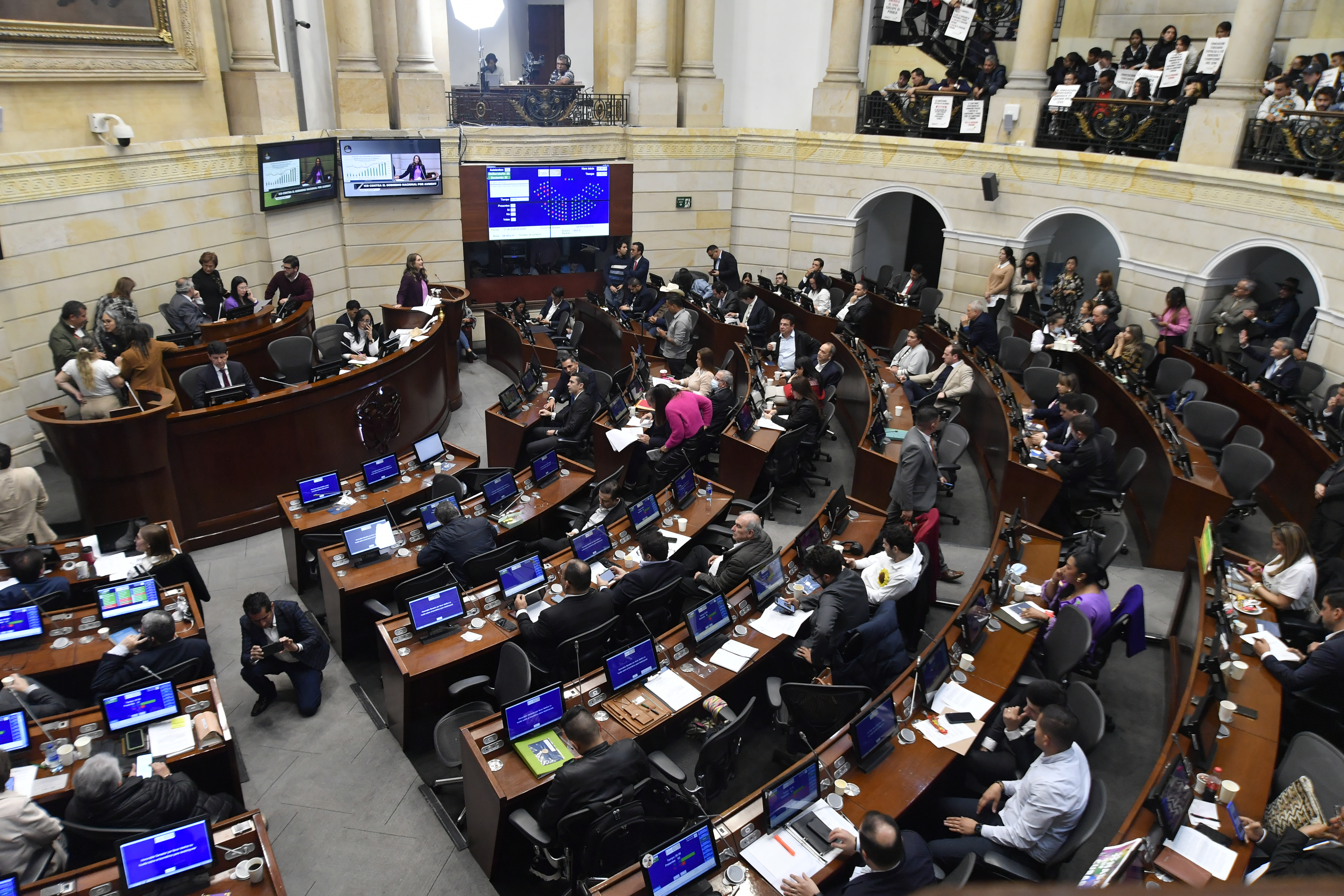 Carteles en contra de educación terciaria que afecta al SENA, en el Congreso