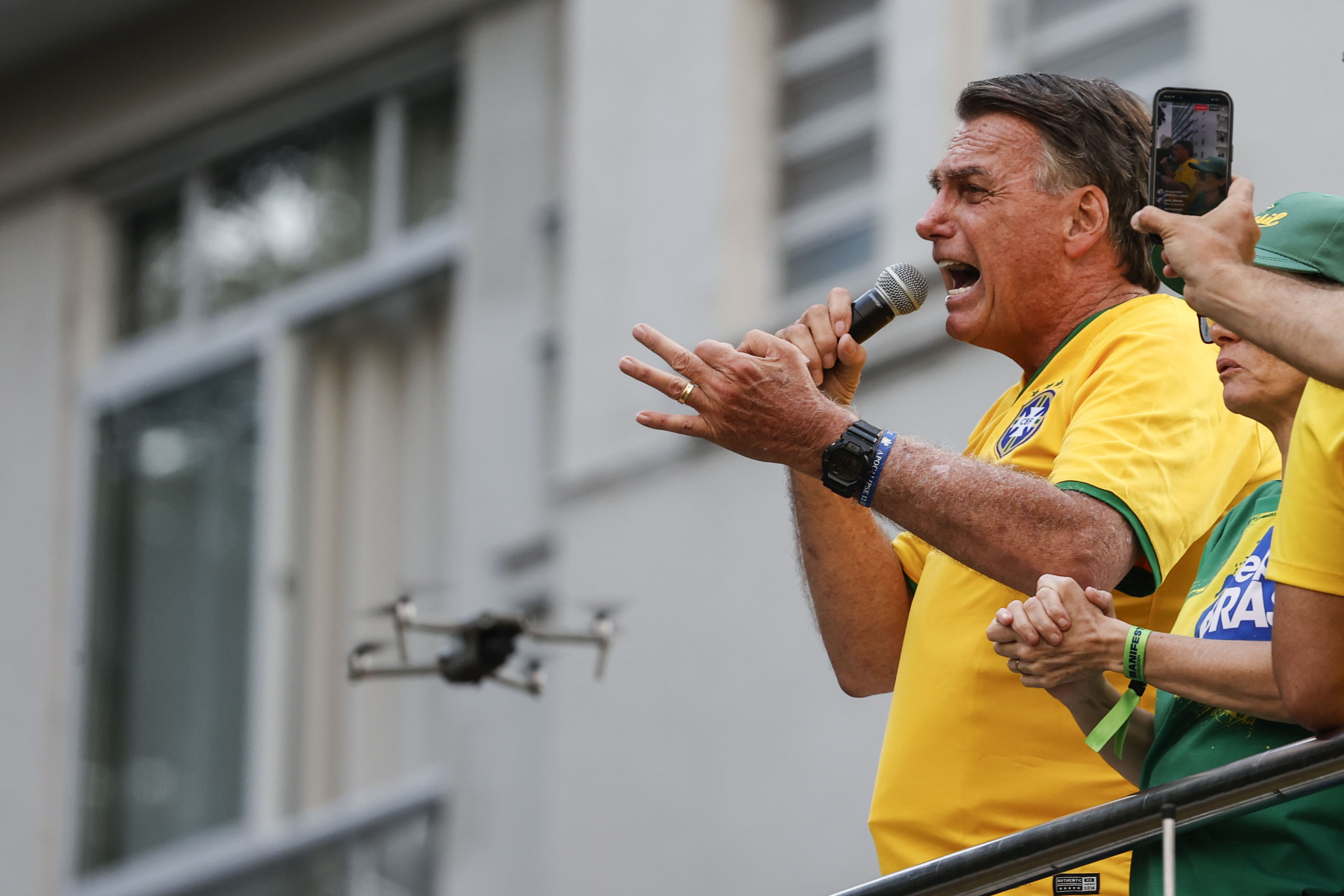 AME2288. SAO PAULO (BRASIL), 25/02/2024.- El expresidente brasileño Jair Bolsonaro (2019-2022) participa en una movilización donde reunió a miles de seguidores para darse su primer baño de masas desde que dejó el poder a finales de 2022, y defenderse de las investigaciones por un supuesto intento de golpe de Estado, este domingo, en Sao Paulo (Brasil). Subido a un camión instalado en plena Avenida Paulista, la más emblemática de la ciudad, Bolsonaro negó la existencia de una trama golpista, se dijo víctima de una “persecución”, y criticó los “abusos de algunos”. EFE/ Sebastiao Moreira