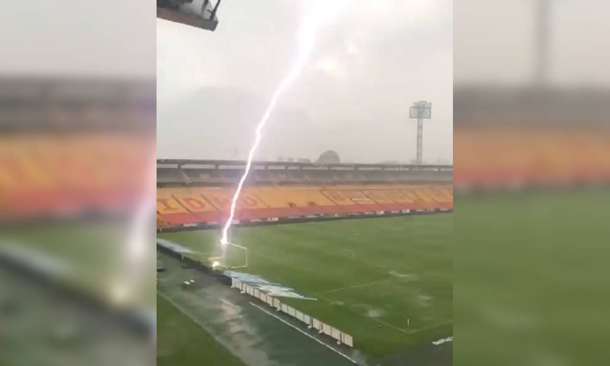 Video: rayo que cayó en el estadio El Campín impactó el arco norte