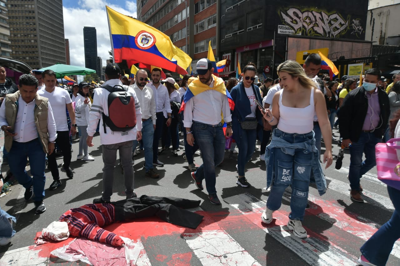 En medio de las manifestaciones se conocieron expresiones de rechazo que, si bien entran en el derecho legítimo a la protesta pacífica, algunos usuarios clasificaron como intimidatorias, pues se arrojaron maniquíes con bolsas en la cabeza.