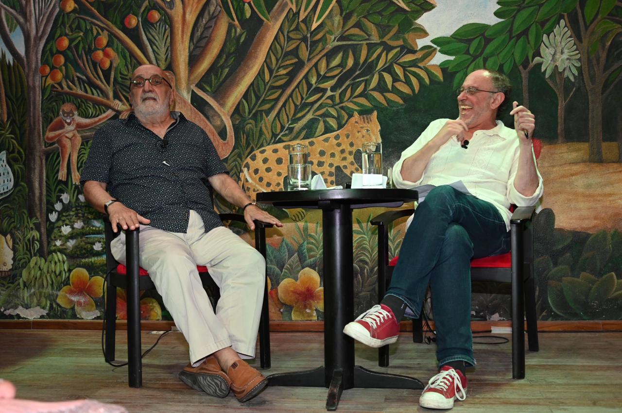 Antonio Morales y Juan Gossaín conversan en La CuevaFundación La Cueva5.“La materia prima de la crónica es la verdad estética”.Dicho de otro modo, “la crónica es el cuento bien contado”. El mismo Gossaín lo recalcó, pues considera que la belleza estética,formaly narrativade la crónica genera el deleite que no tiene la noticia.