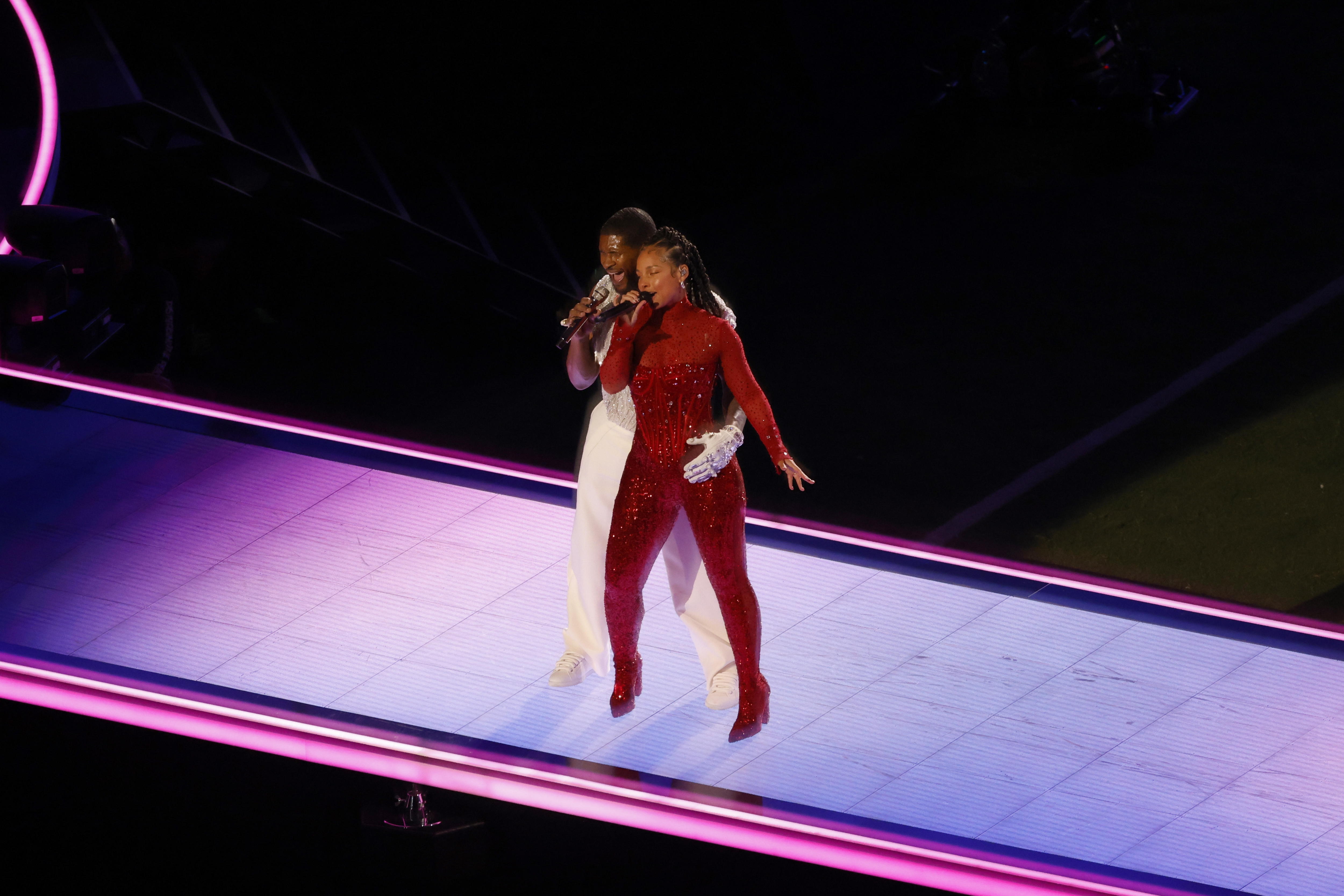 Las Vegas (United States), 11/02/2024.- US singers Usher (L) and Alicia Keys (R) perform during the halftime show of Super Bowl LVIII between the Kansas City Chiefs and the San Fransisco 49ers at Allegiant Stadium in Las Vegas, Nevada, USA, 11 February 2024. The Super Bowl is the annual championship game of the NFL between the AFC Champion and the NFC Champion and has been held every year since 1967. EFE/EPA/CAROLINE BREHMAN