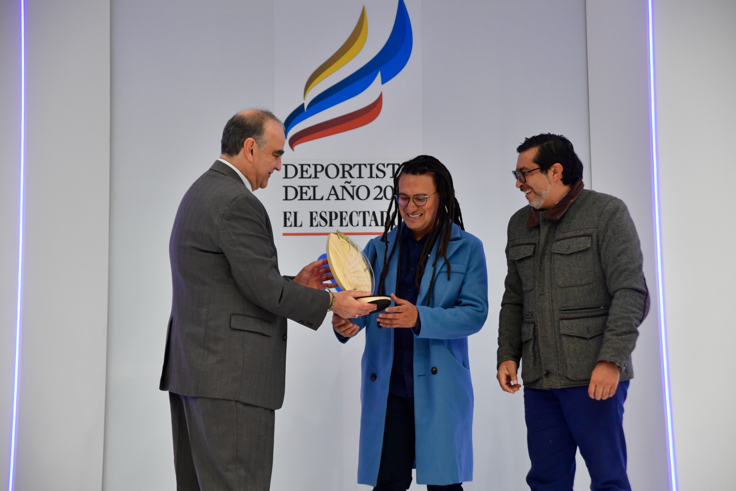 Fidel Cano entregó el premio al Juego Limpio a los 'amix' de Fortaleza: Santiago Montejo y Carlos Barato (derecha).