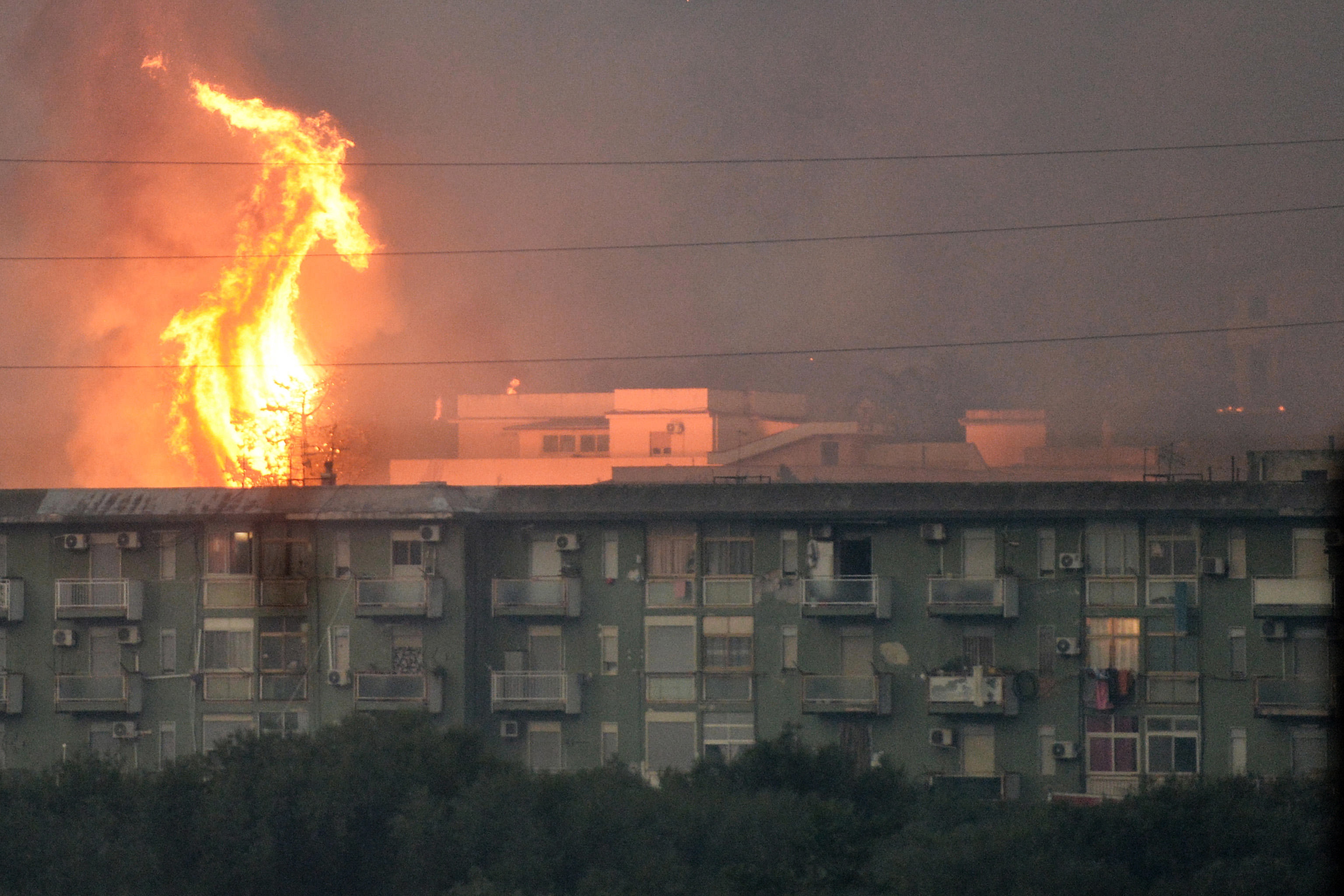 Italia, paralizada por extremos: tormentas en el norte e incendios en el sur