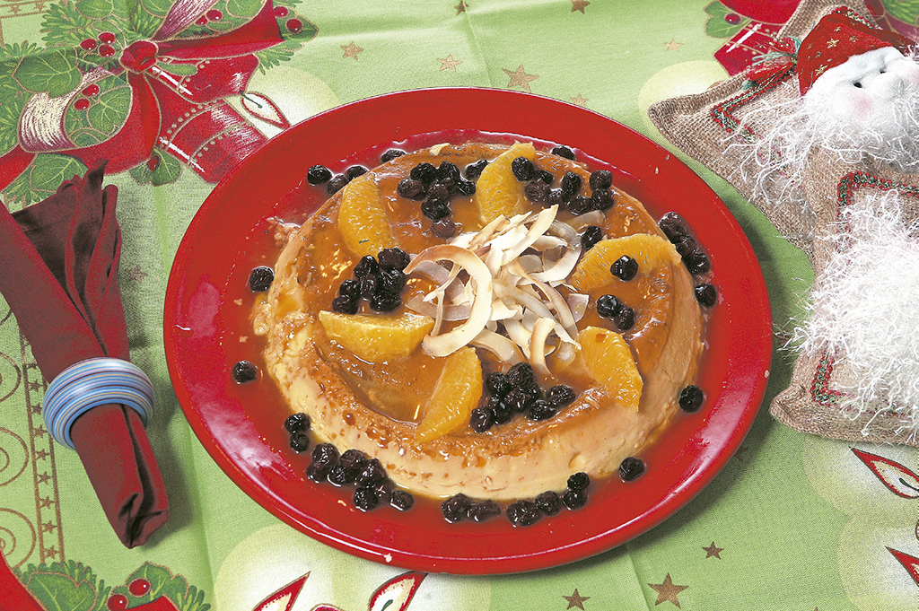 Flan de coco bañado en salsa de naranja con pasas