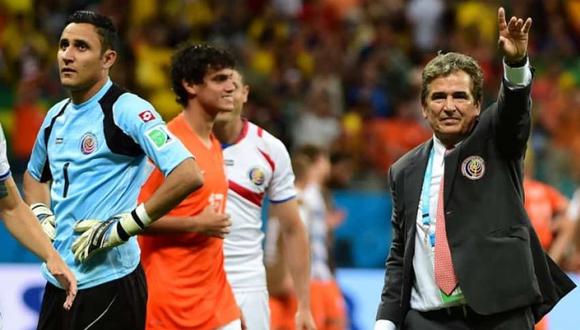 Keylor Navas y Jorge Luis Pinto, tras la eliminación de Costa Rica a manos de Holanda en el Mundial de Brasil 2014.