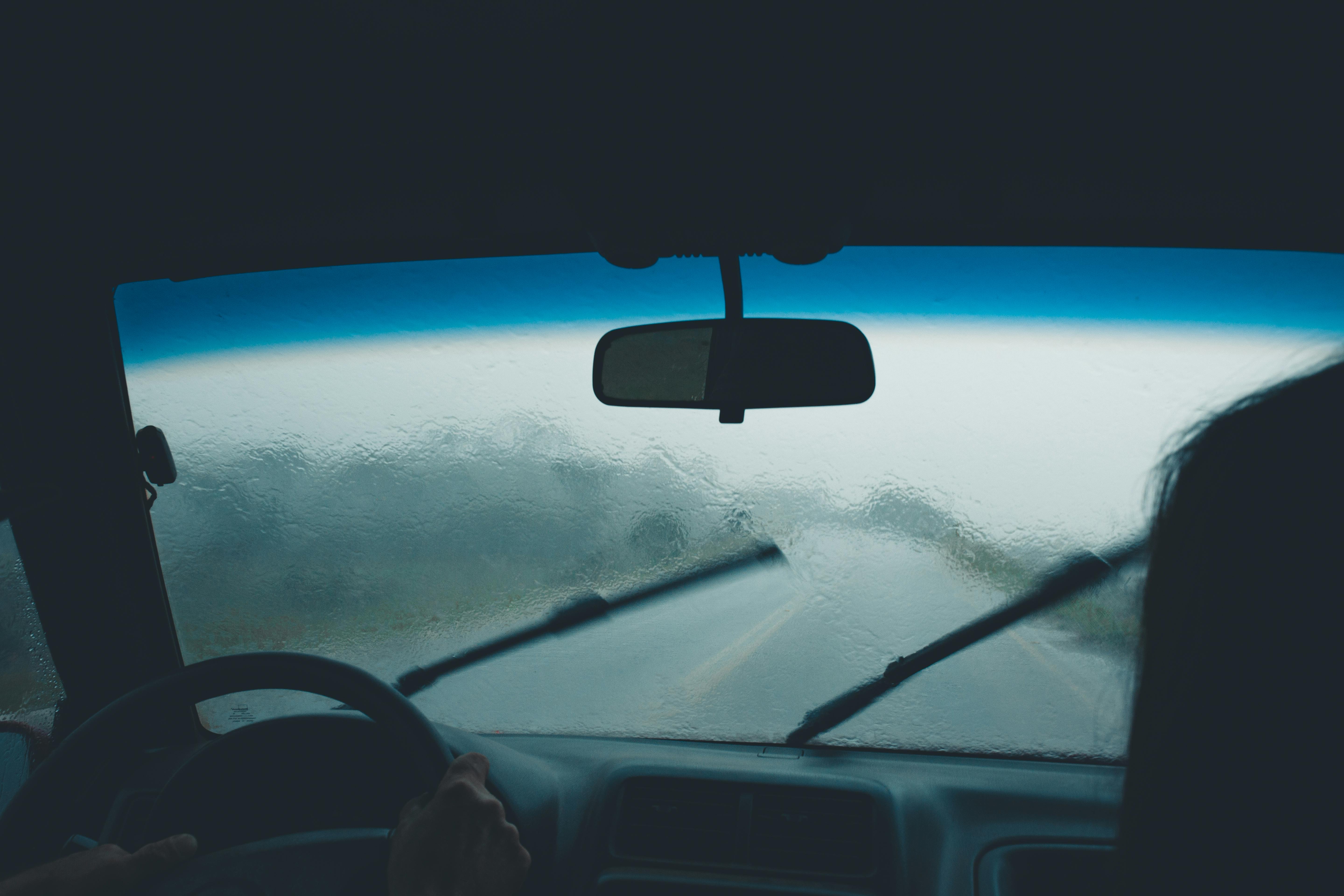 Sensor de lluvia en un carro: ¿cómo funciona, cuándo se activa y qué cuidados necesita?
