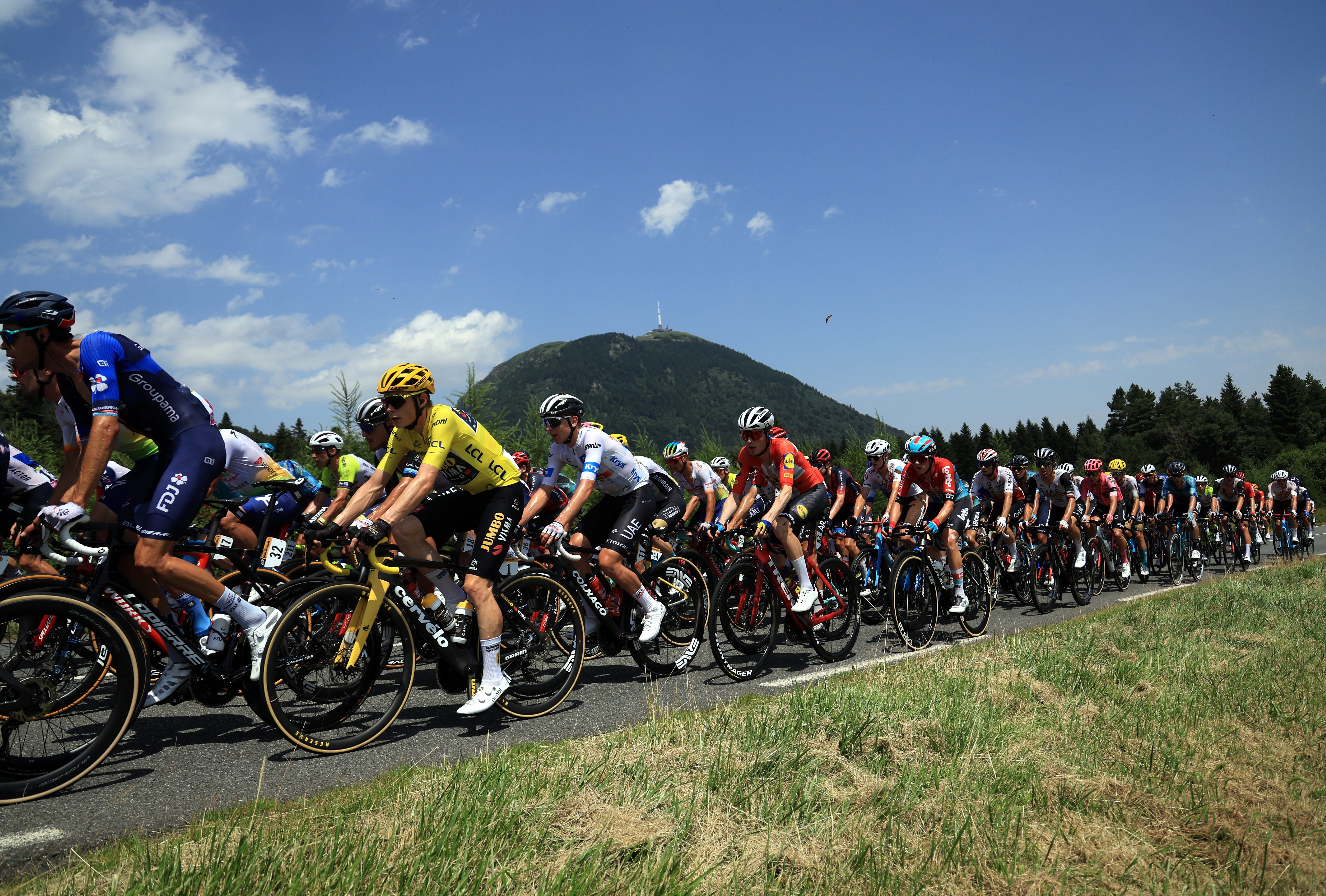 Vulcania (France), 11/07/2023.- Yellow Jersey overall leader Danish rider Jonas Vingegaard of team Jumbo-Visma (CL) rides with the peloton during the 10th stage of the Tour de France 2023, a 167.2 km race from Vulcania to Issoire, France, 11 July 2023. (Ciclismo, Francia) EFE/EPA/MARTIN DIVISEK