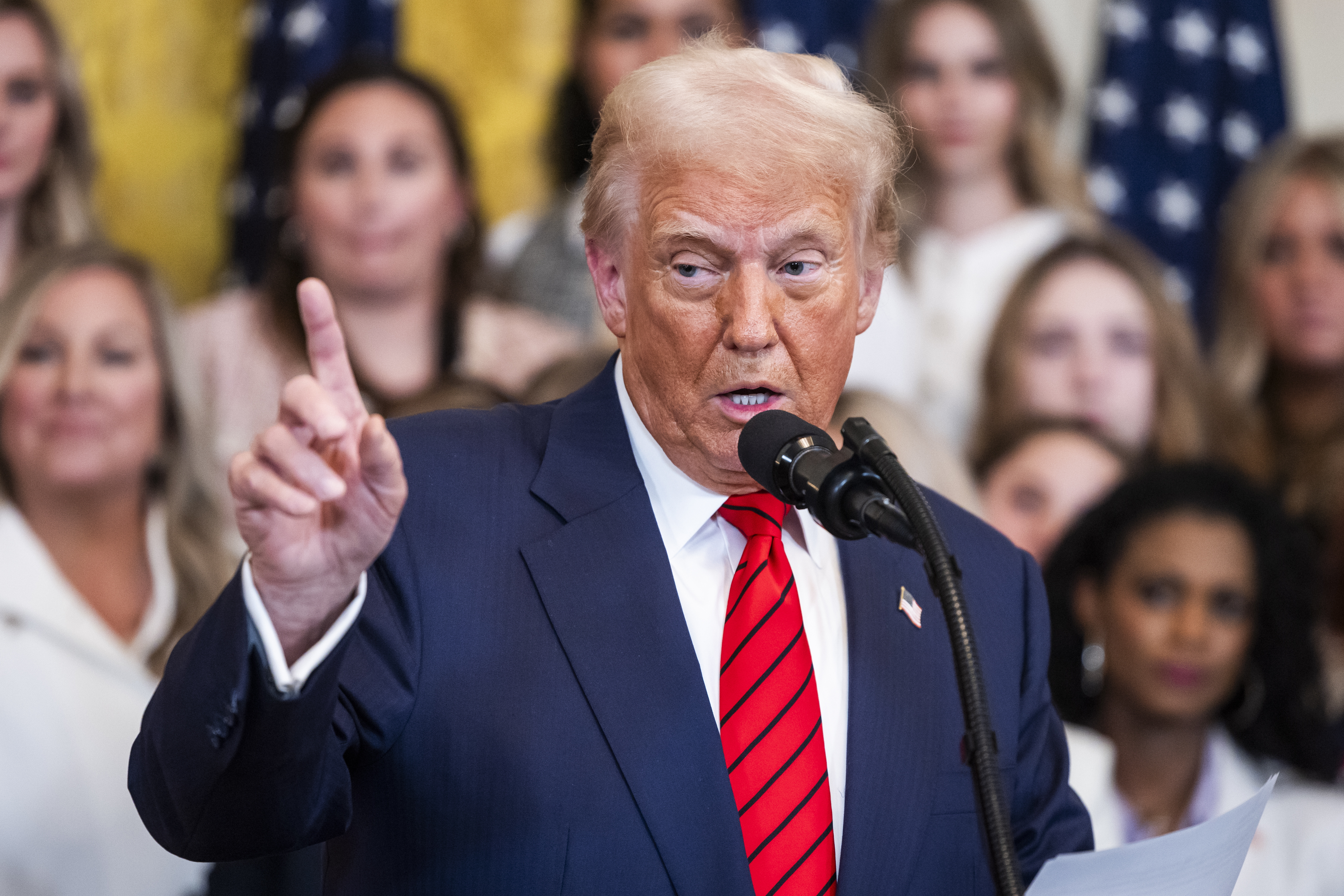 Trump firma prohibición a atletas transgénero de participar en deportes femeninos