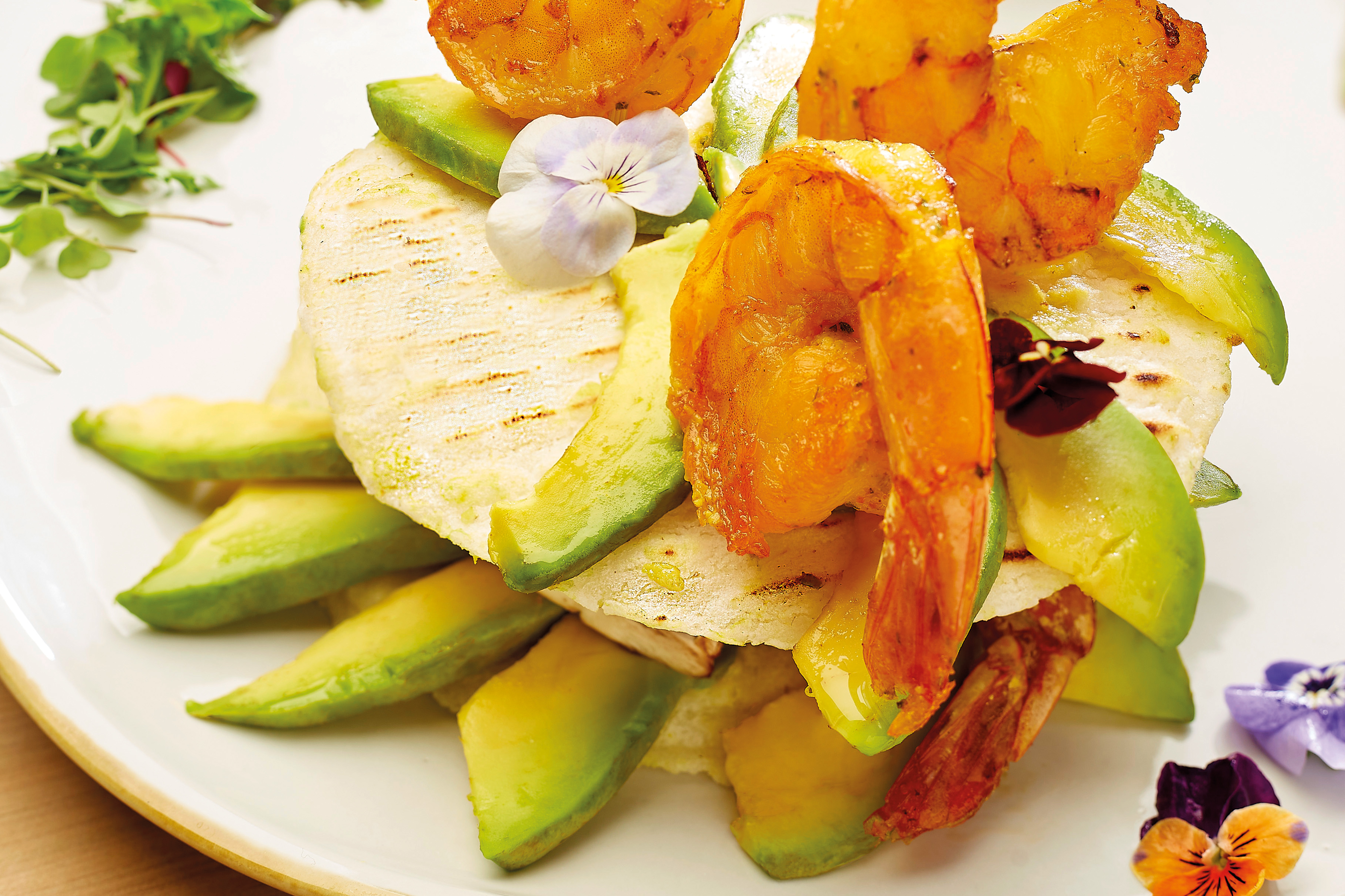 Rápido y fácil: prepara y disfruta una arepa con langostinos, aguacate y curry