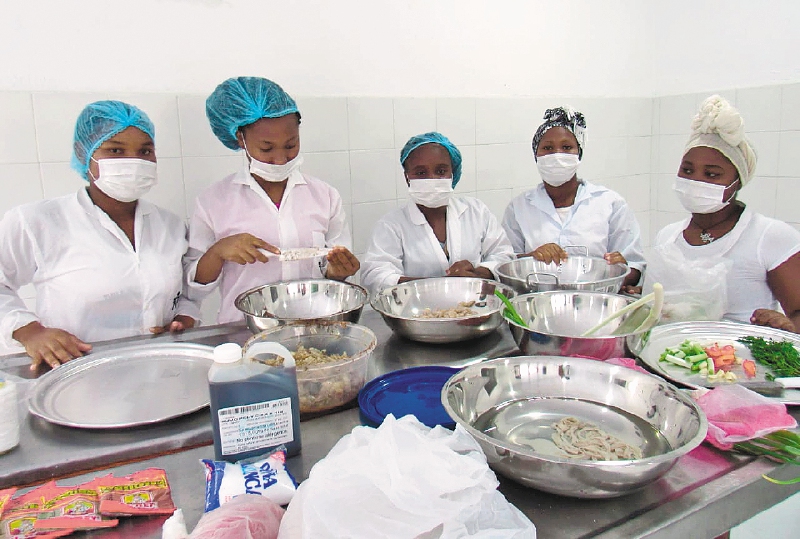 Mujeres de Coopsana preparando embutidos a base de pescado / Fotografía: Cortesía Coopsana