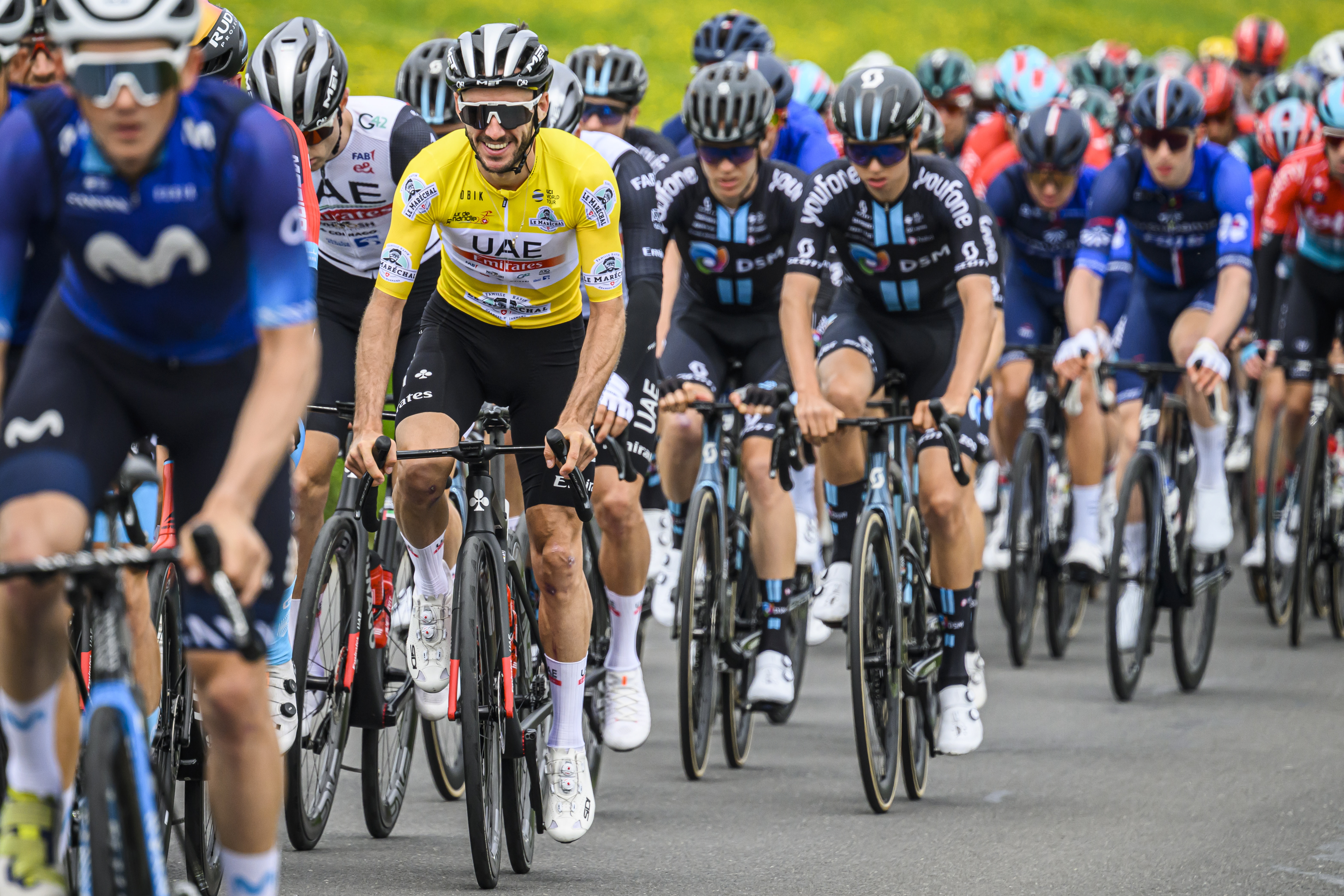 Sarraz (Switzerland), 29/04/2023.- Yellow jersey Adam Yates from Great Britain of UAE Team Emirates in action during the fifth and last stage, a 170,8 km race between Vufflens-la-Ville and Geneva at the 76th Tour de Romandie UCI World Tour Cycling race, in la Sarraz, Switzerland, Sunday, April 30, 2023. (Ciclismo, Gran Bretaña, Suiza, Reino Unido, Ginebra) EFE/EPA/JEAN-CHRISTOPHE BOTT