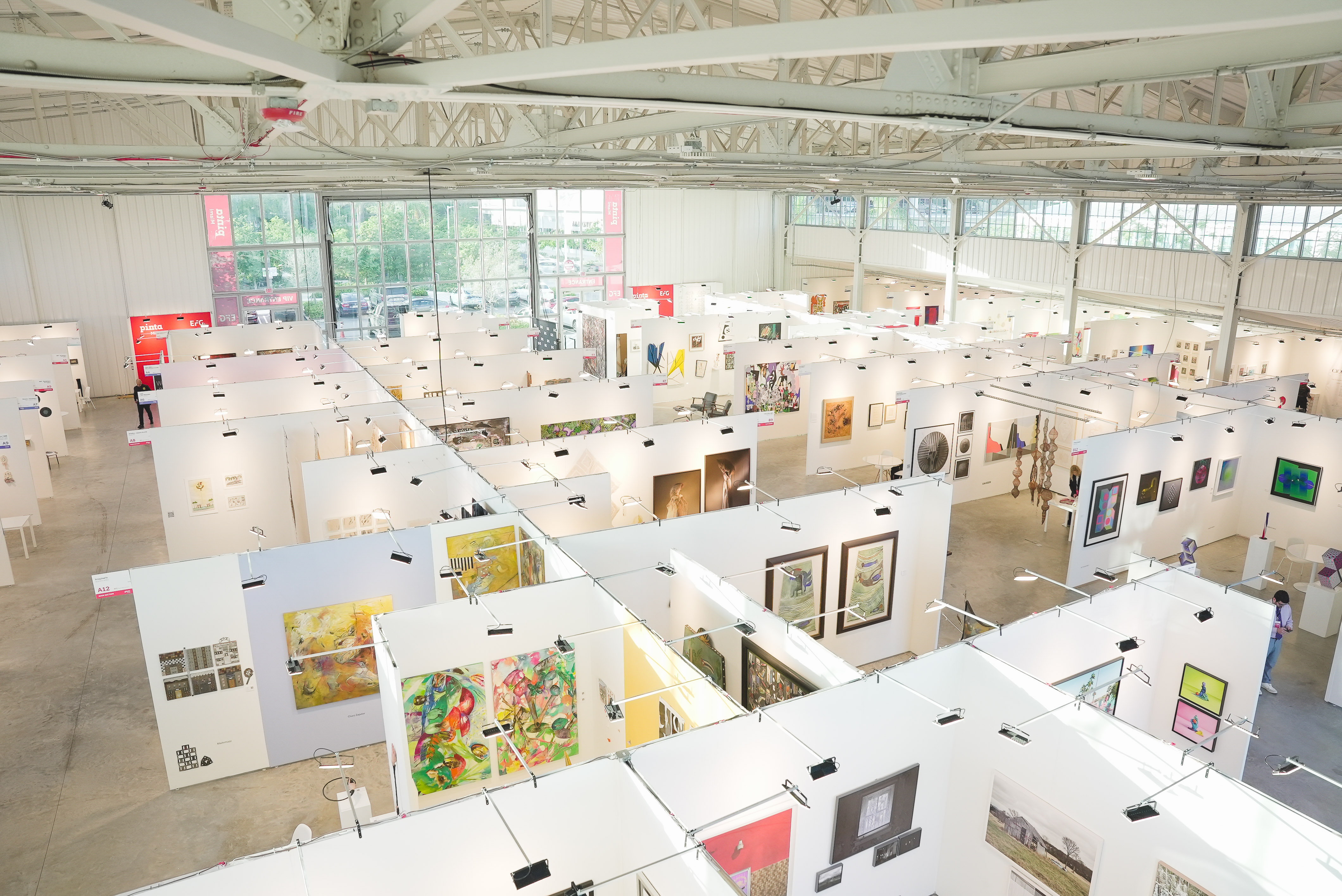 USA9517. MIAMI (FL, EEUU), 26/11/2024.- Fotografía cedida por Pinta Miami donde se muestra el interior del Hangar que alberga la feria de arte contemporáneo Pinta Miami ubicado en el barrio de Coconut Grove en Miami, Florida (EE.UU.). La feria de arte contemporáneo Pinta Miami, que abrirá sus puertas el 5 de diciembre, apelará a diversos formatos y soportes para proponer una "profunda reflexión" sobre las problemáticas socio-políticas de América Latina, en medio de un diálogo entre lo local y lo global. EFE/Pinta Miami /SOLO USO EDITORIAL /NO VENTAS /SOLO DISPONIBLE PARA ILUSTRAR LA NOTICIA QUE ACOMPAÑA /CRÉDITO OBLIGATORIO