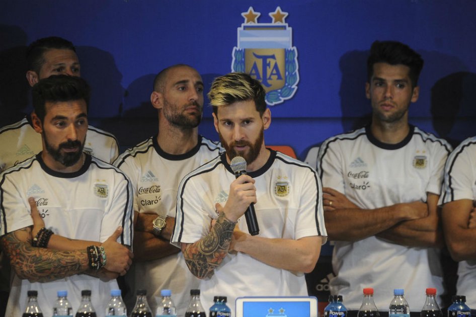 Los jugadores de la selección de Argentina durante la rueda de prensa después del partido contra Colombia. Foto: EFE