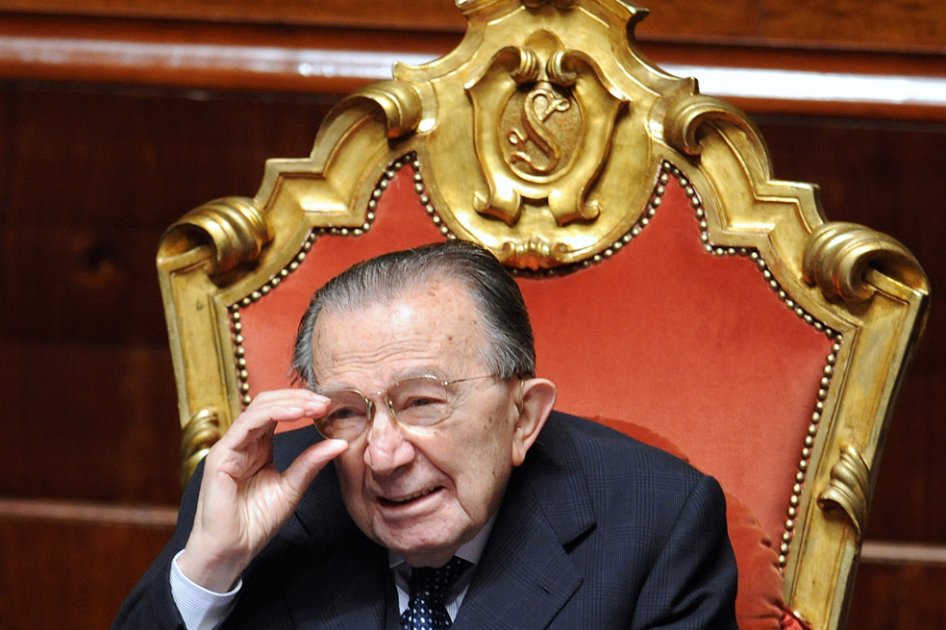 Murió Giulio Andreotti, siete veces primer ministro de Italia