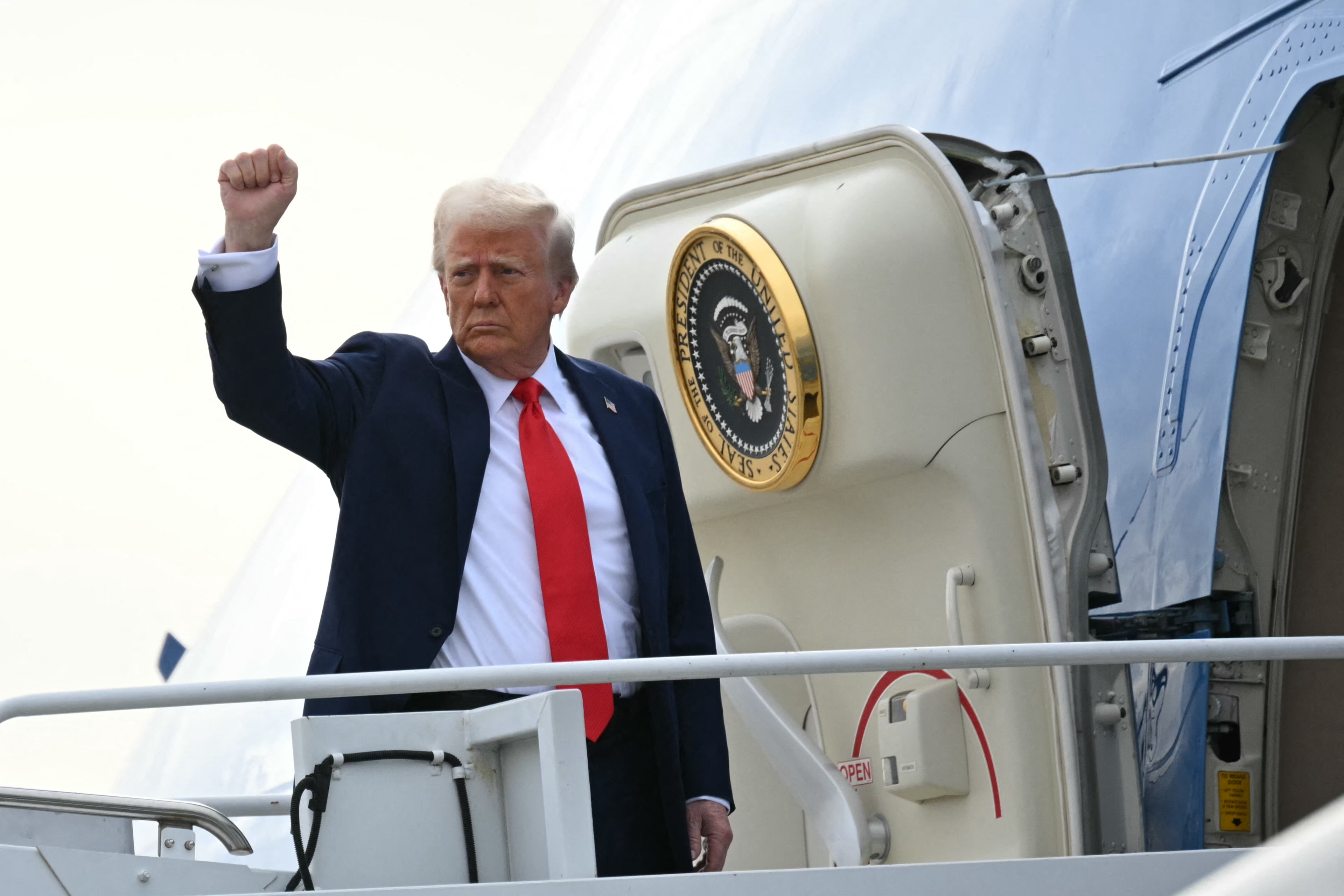 Un “palacio en el cielo”: el lujoso avión que Trump recibiría como regalo de Catar