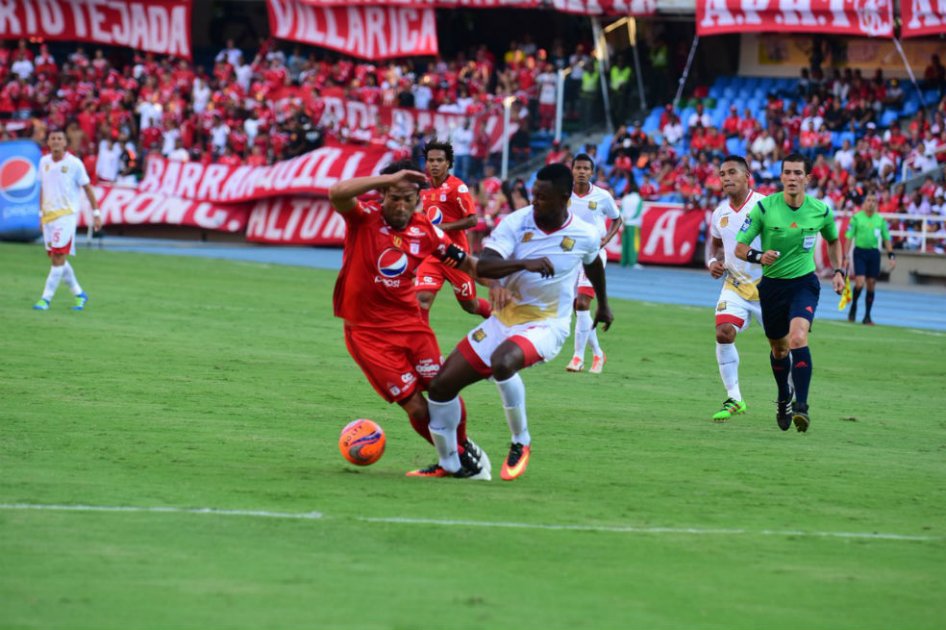 El 'Tecla' Farías disputa un balón con un defensor de Rionegro. Foto: América de Cali